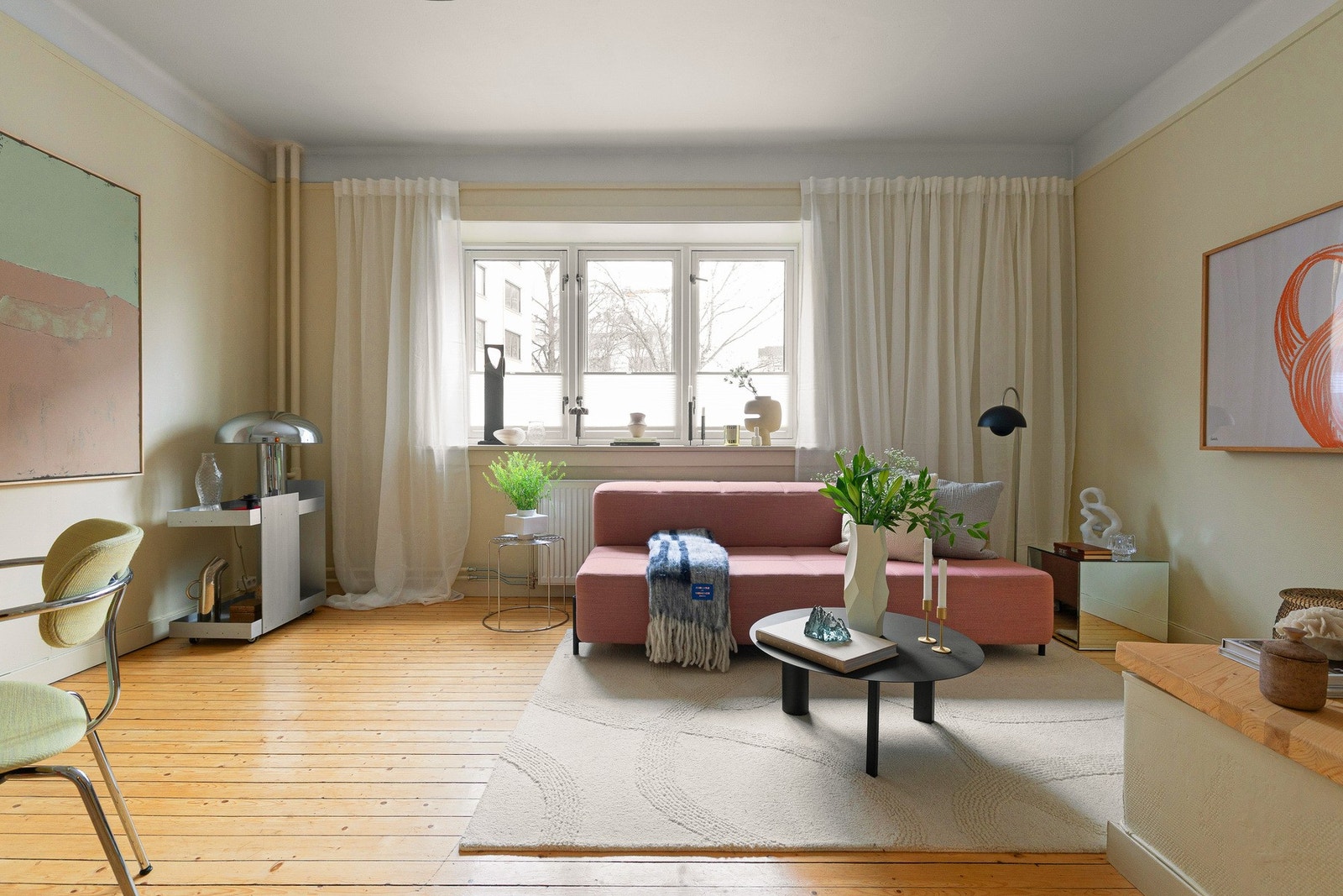 Originale tregulv, mer enn 2,60 meter under taket, og en meget god planløsning. Galleribilde