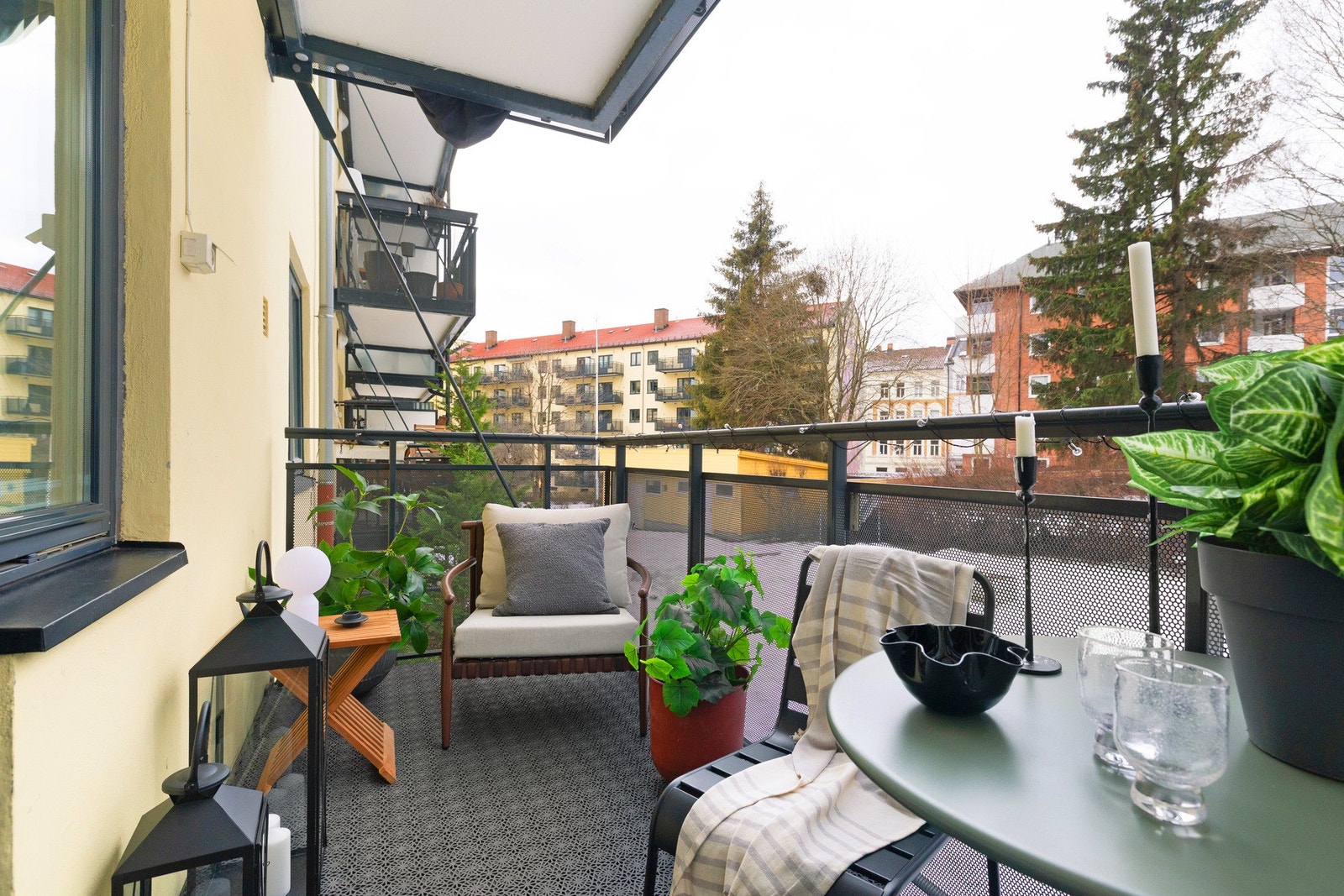 Balkongen har belysning og stikkontakt. Kjekt å ha, om du vil ta hjemmekontor her ute. Galleribilde