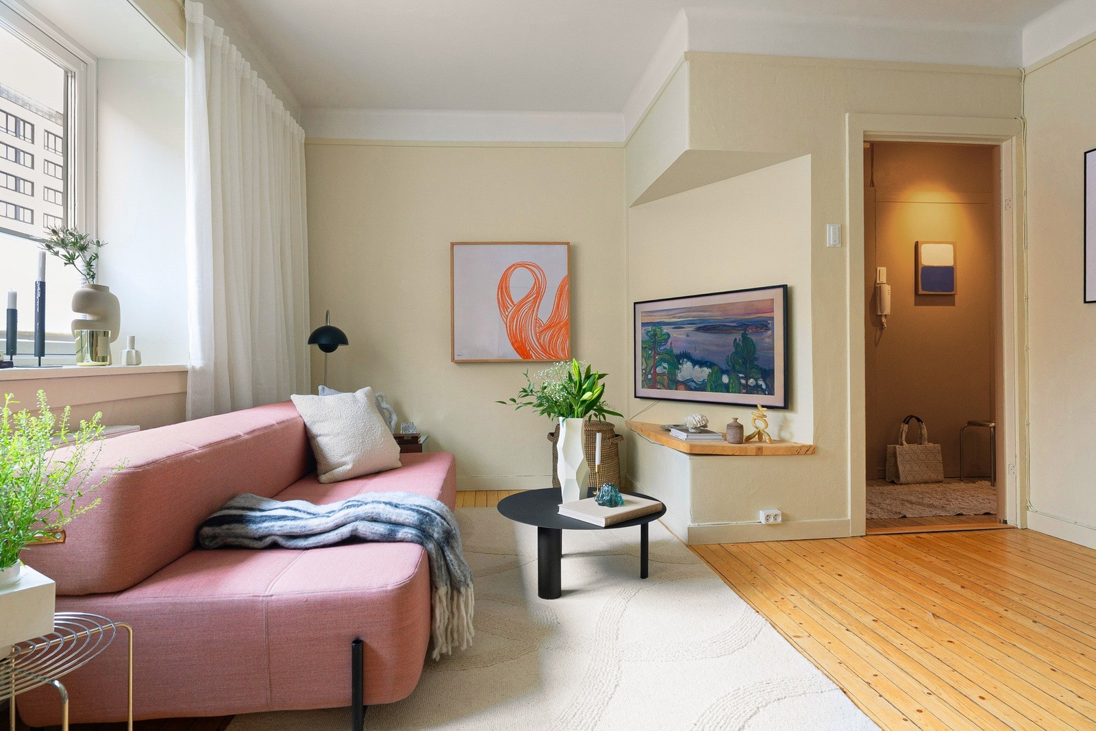 Opprinnelig har skråveggen med TV vært del av et kott. Denne løsningen skaper god avstand til skjerm, samtidig som du har oppbevaring i entré. Galleribilde