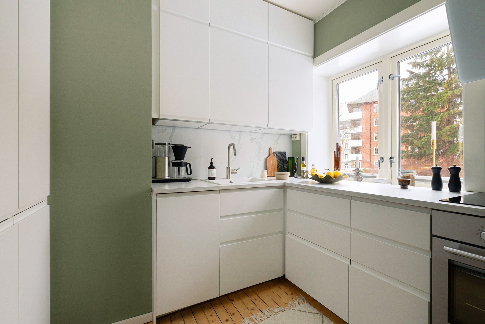 Oppvaskmaskin, stekeovn og kombiskap (kjøleskap med fryser) medfølger leiligheten ved salg. Galleribilde