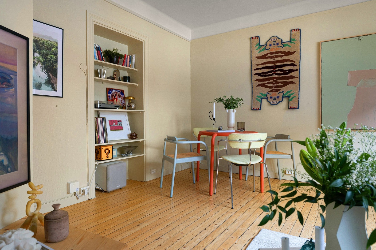 Bokhylla er nesten magisk: Her har det opprinnelig vært en dør inn til soverommet. Galleribilde