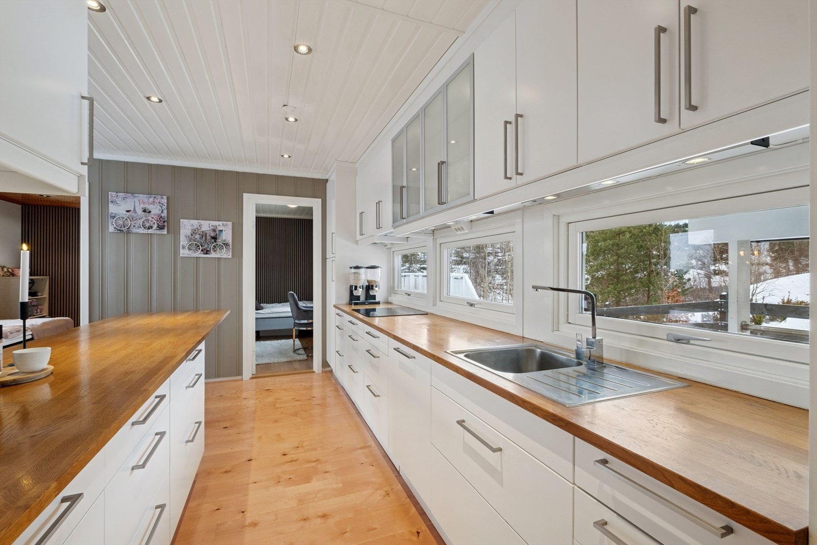 Kjøkken med masse arbeidsplass Galleribilde