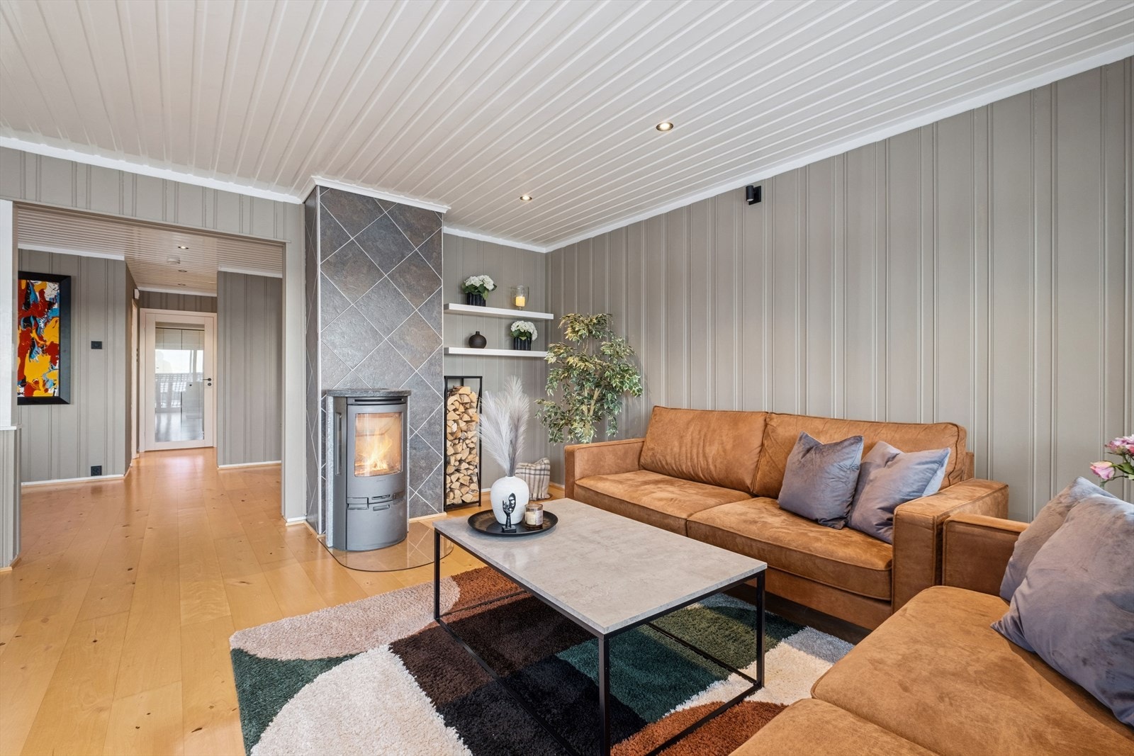 Sittegruppe og ny peisovn Galleribilde