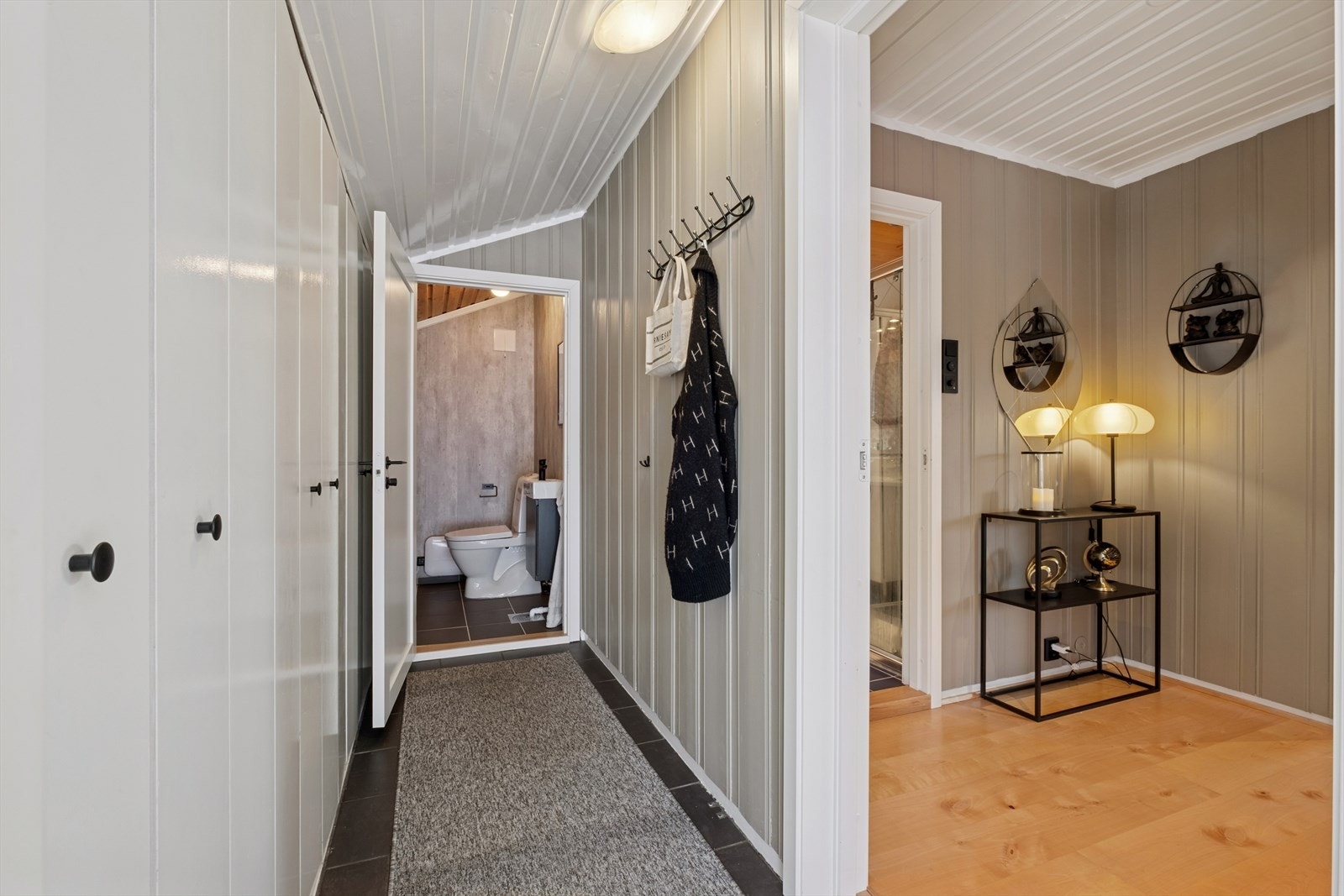 Vaskerom/wc og gang med garderobeskap Galleribilde