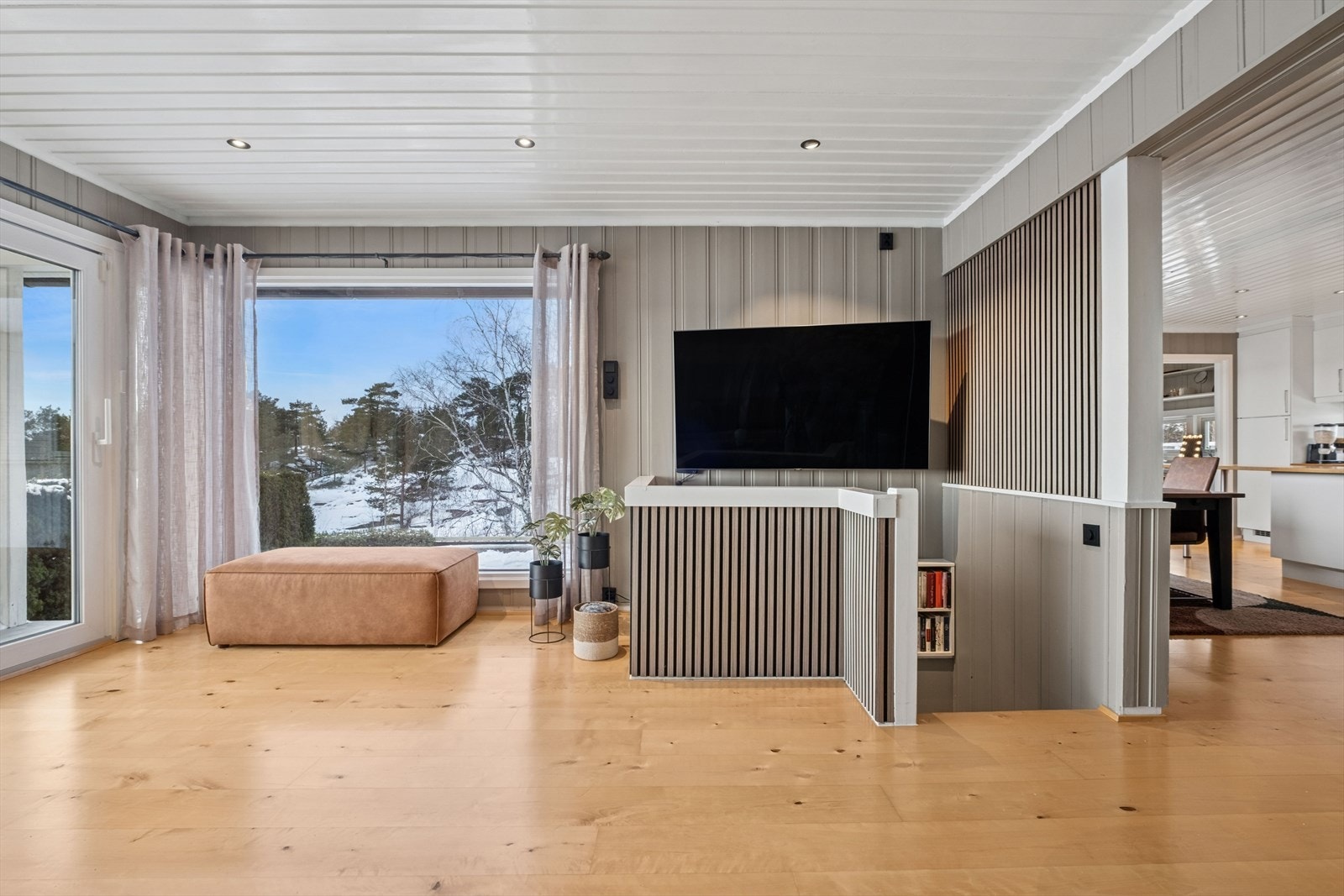 Stue med nedgang til kjeller Galleribilde