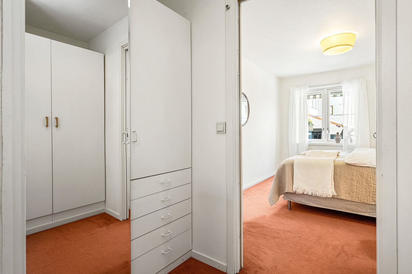 Gjennomgang fra soverom til bad Galleribilde