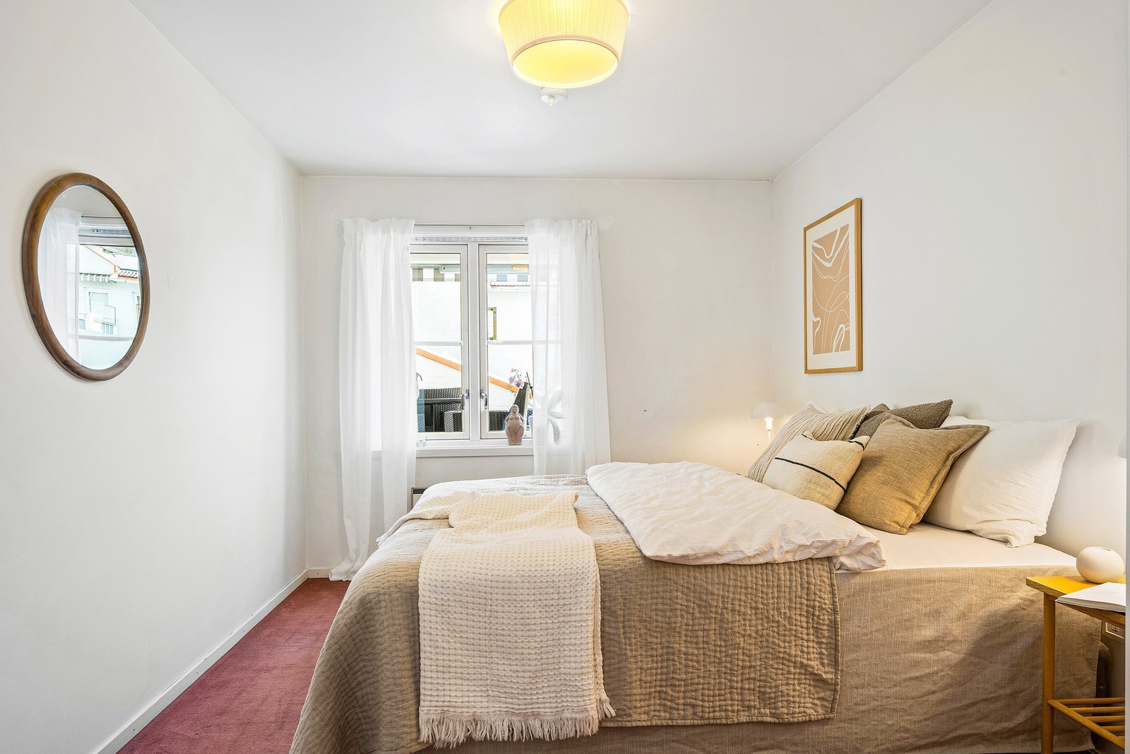 Godt med lys inn fra stort vindu Galleribilde