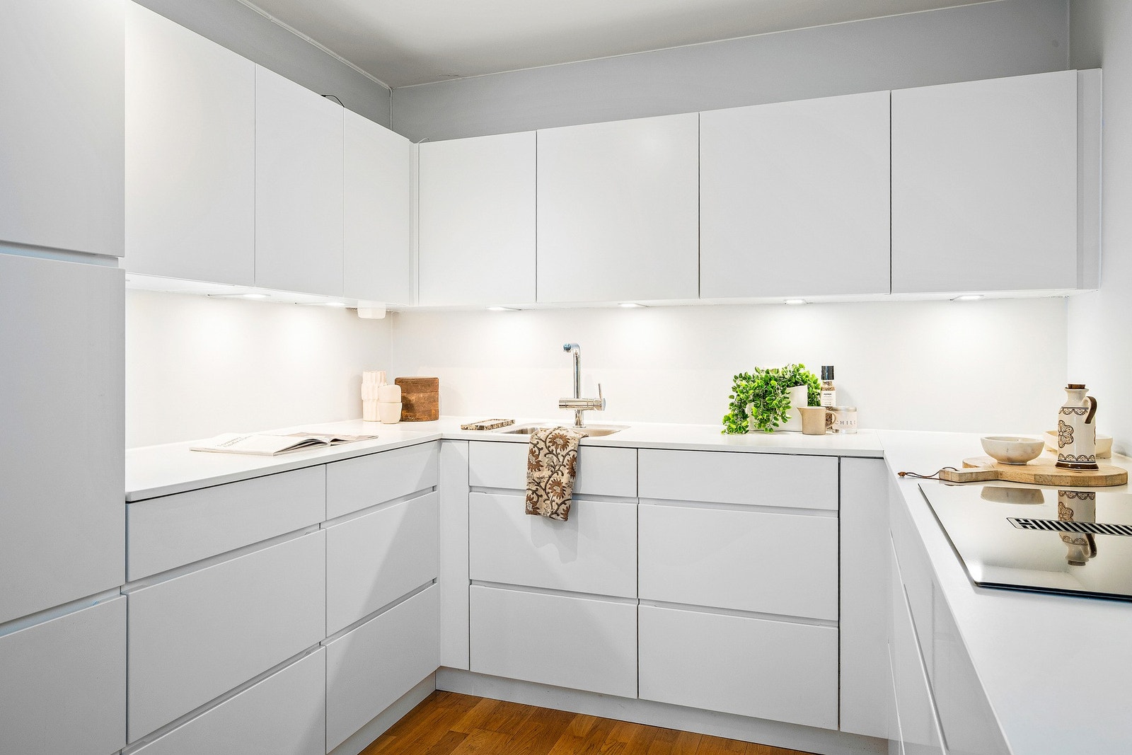 Godt med skapplass og skuffer Galleribilde