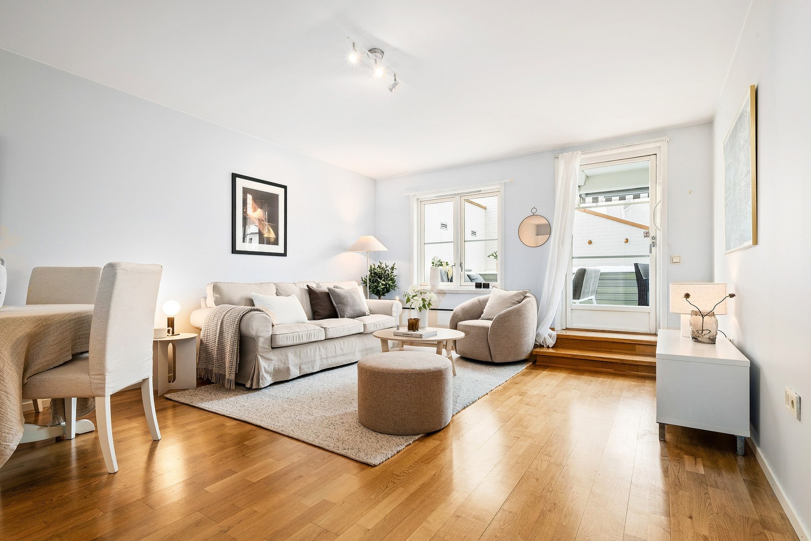 Godt med lys inn fra store vinduer Galleribilde