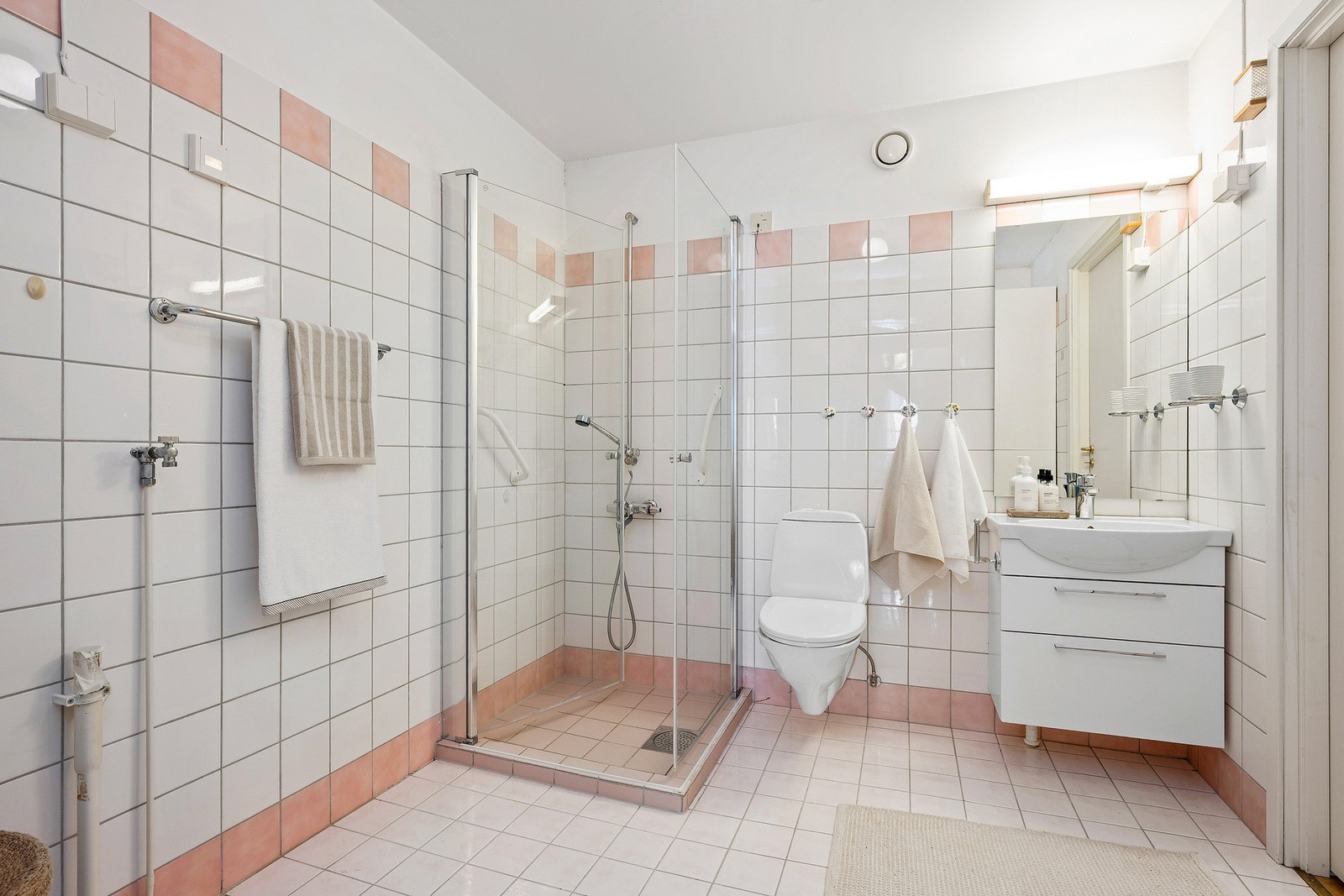 Flislagt bad med opplegg til vaskemaskin og tørketrommel Galleribilde