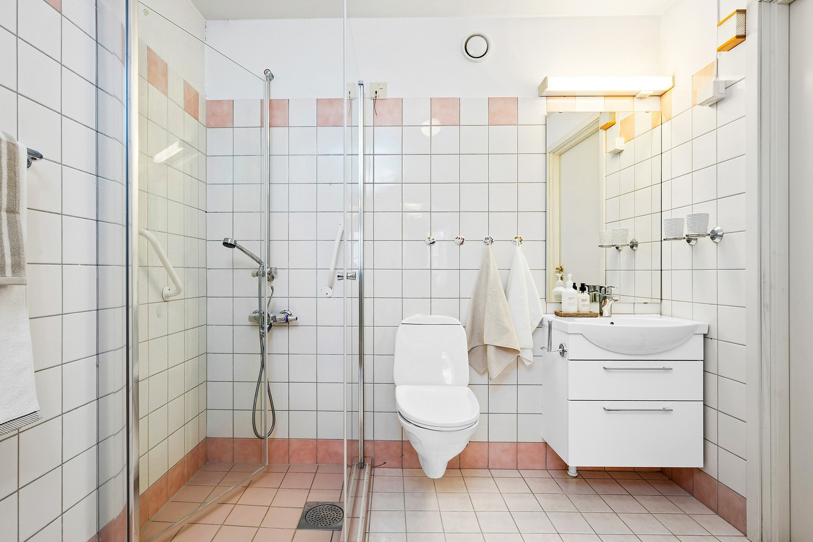 Dusjhjørne med dører i herdet glass Galleribilde