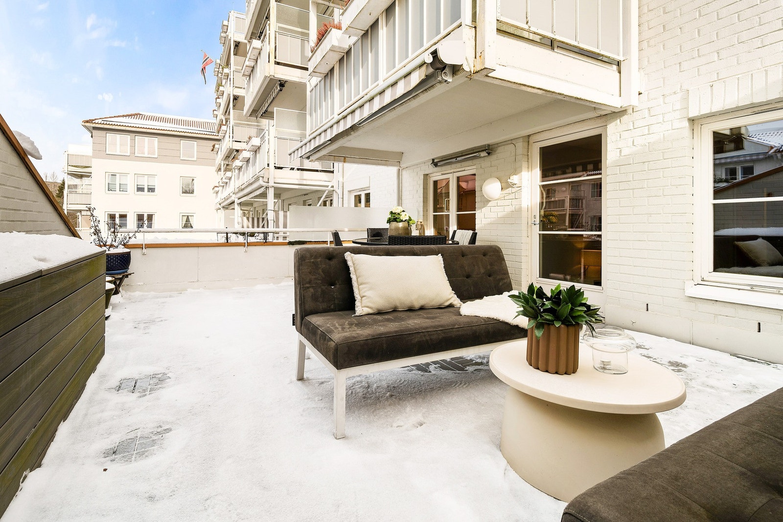 Solrik terrasse med markise. Galleribilde