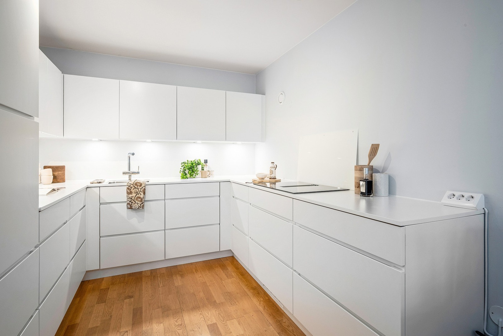 Kjøkken med god benkeplass Galleribilde