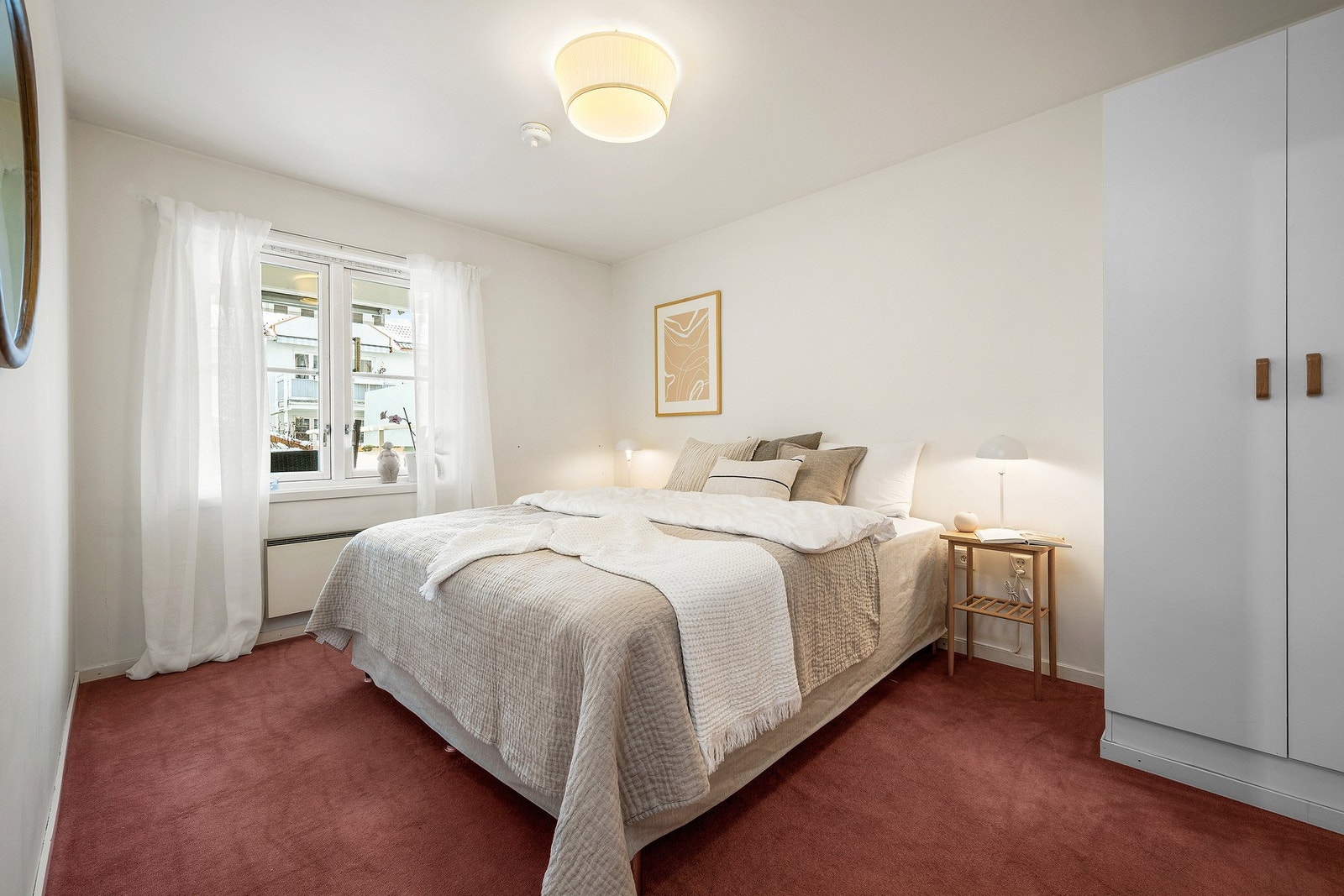 Romslig soverom med vegg til vegg teppe på gulv. Galleribilde