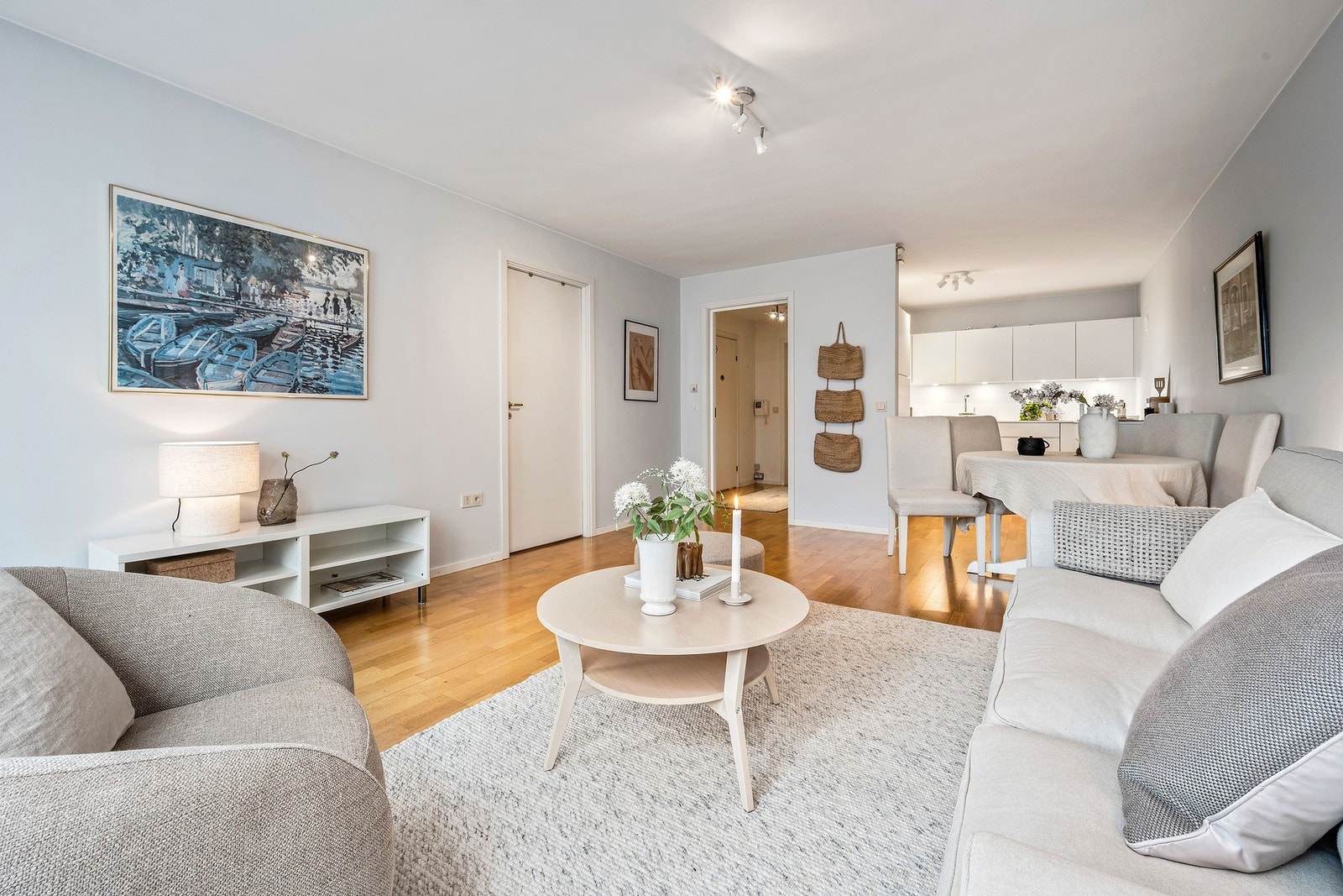 Stuen sett mot entré og kjøkken Galleribilde