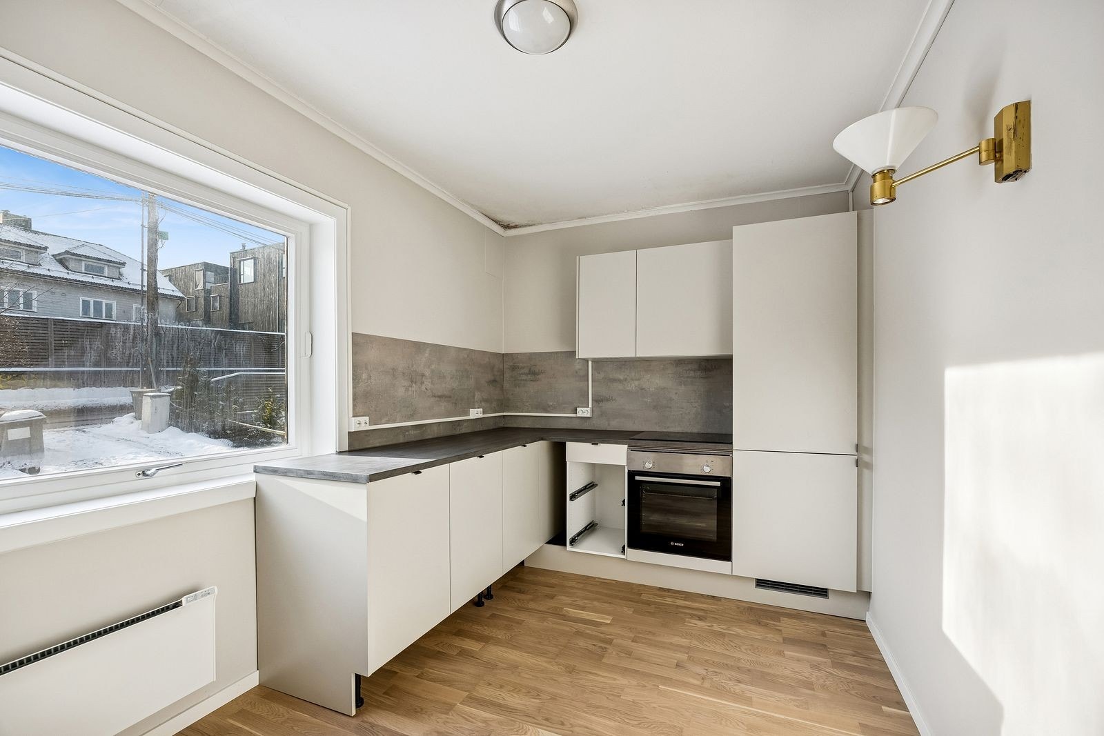 Nytt kjøkken med hvitevarer (dør kommer) Galleribilde