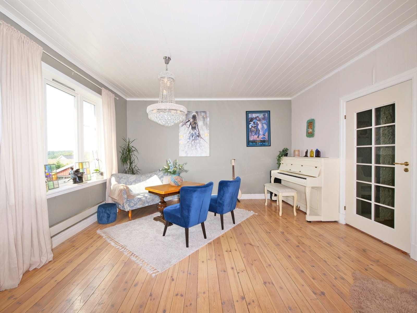 Rommet byr på en lun og deilig peisovn Galleribilde