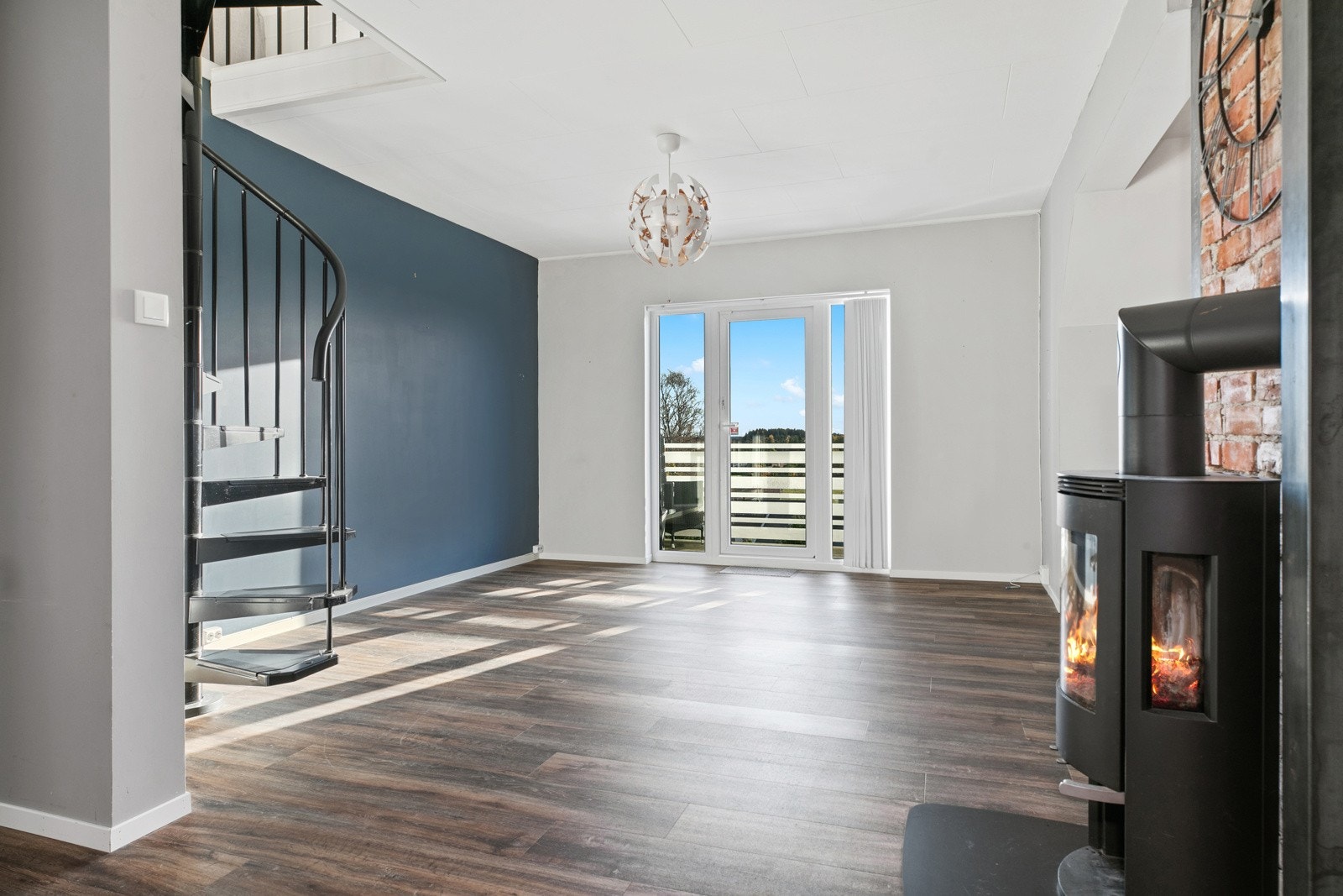 Stuen i 2. etasje har plass for sofagruppe Galleribilde