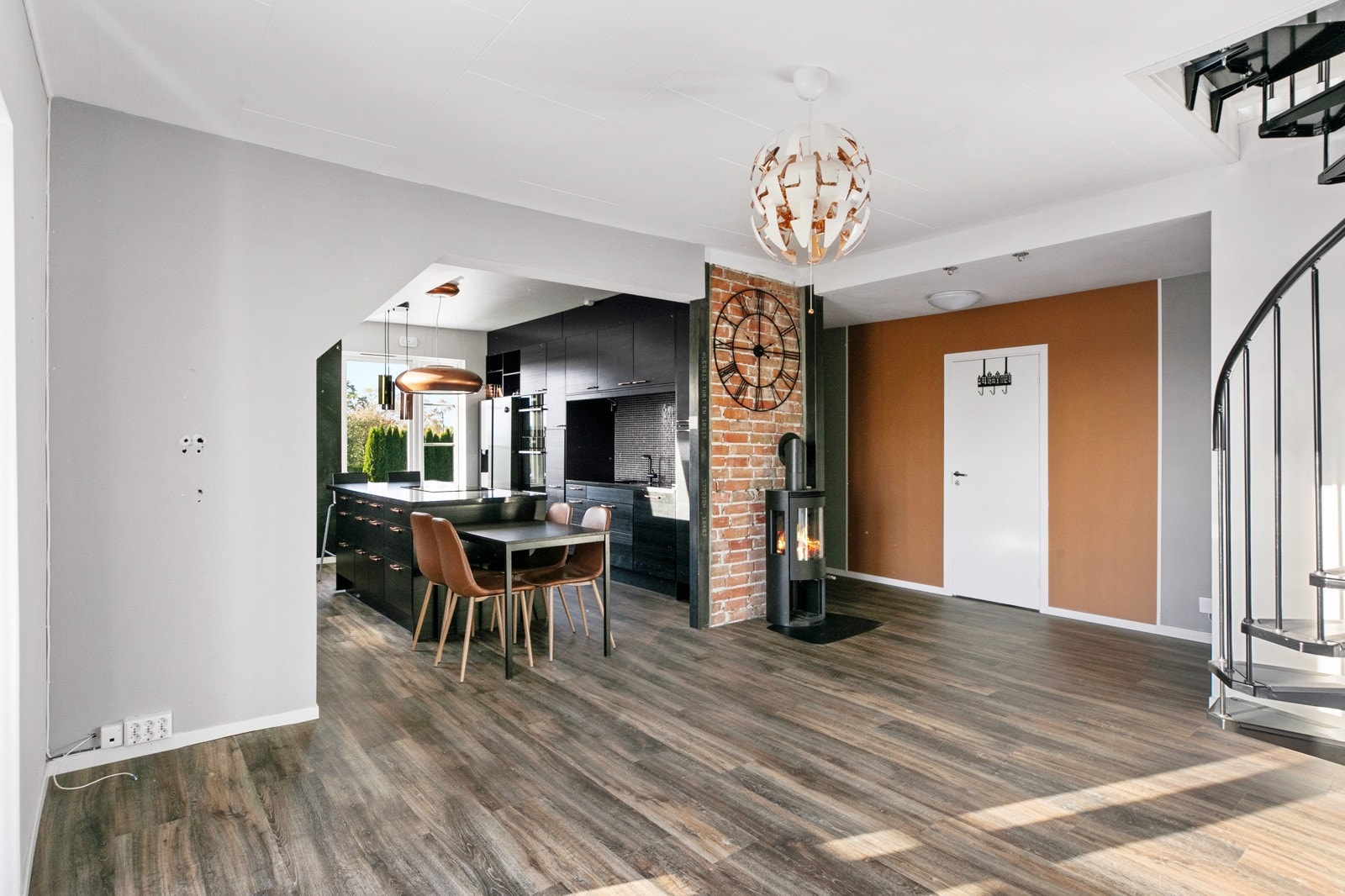 Det er åpent mellom stue og kjøkken som skaper en fin atmosfære Galleribilde