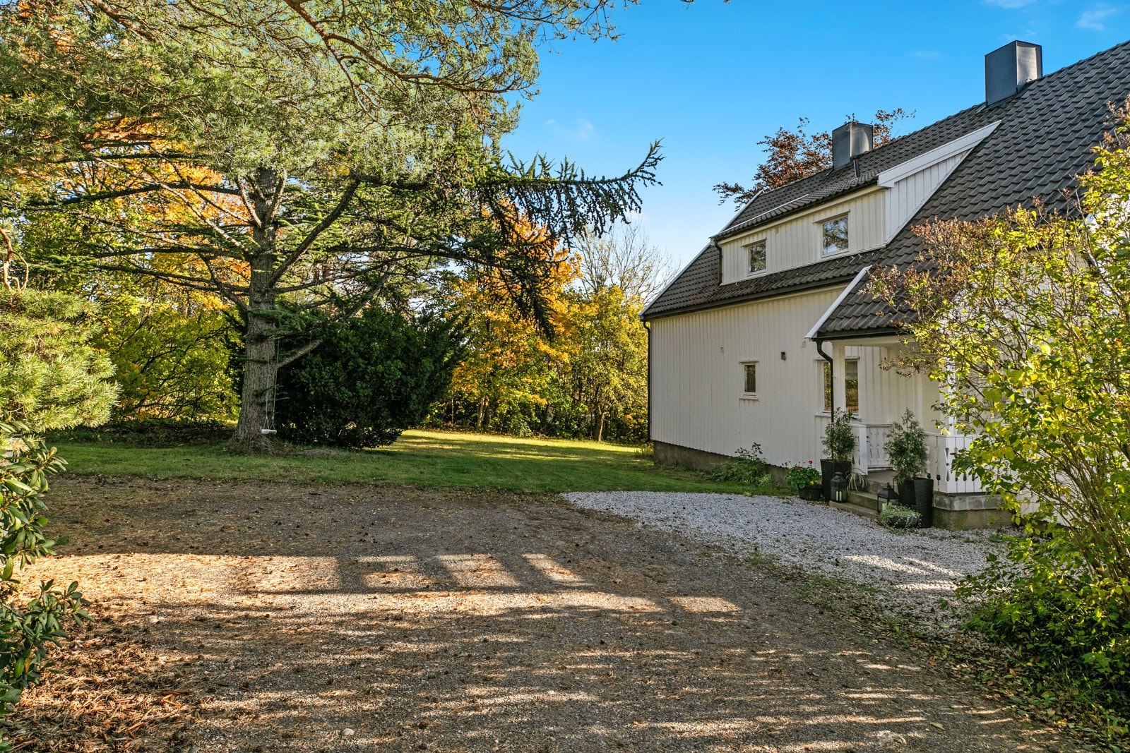 Det er plass til flere biler på gårdsplassen Galleribilde
