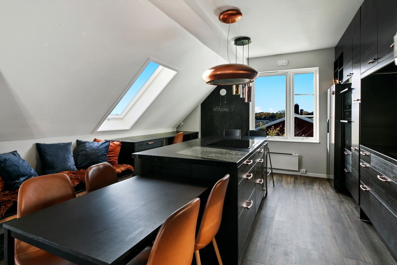 Det er integrerte hvitevarer bla.vinskap, doble stekeovner og oppvaskmaskin, og ved avtale kan man få med kjøl/fryseskap med isbitmaskin Galleribilde