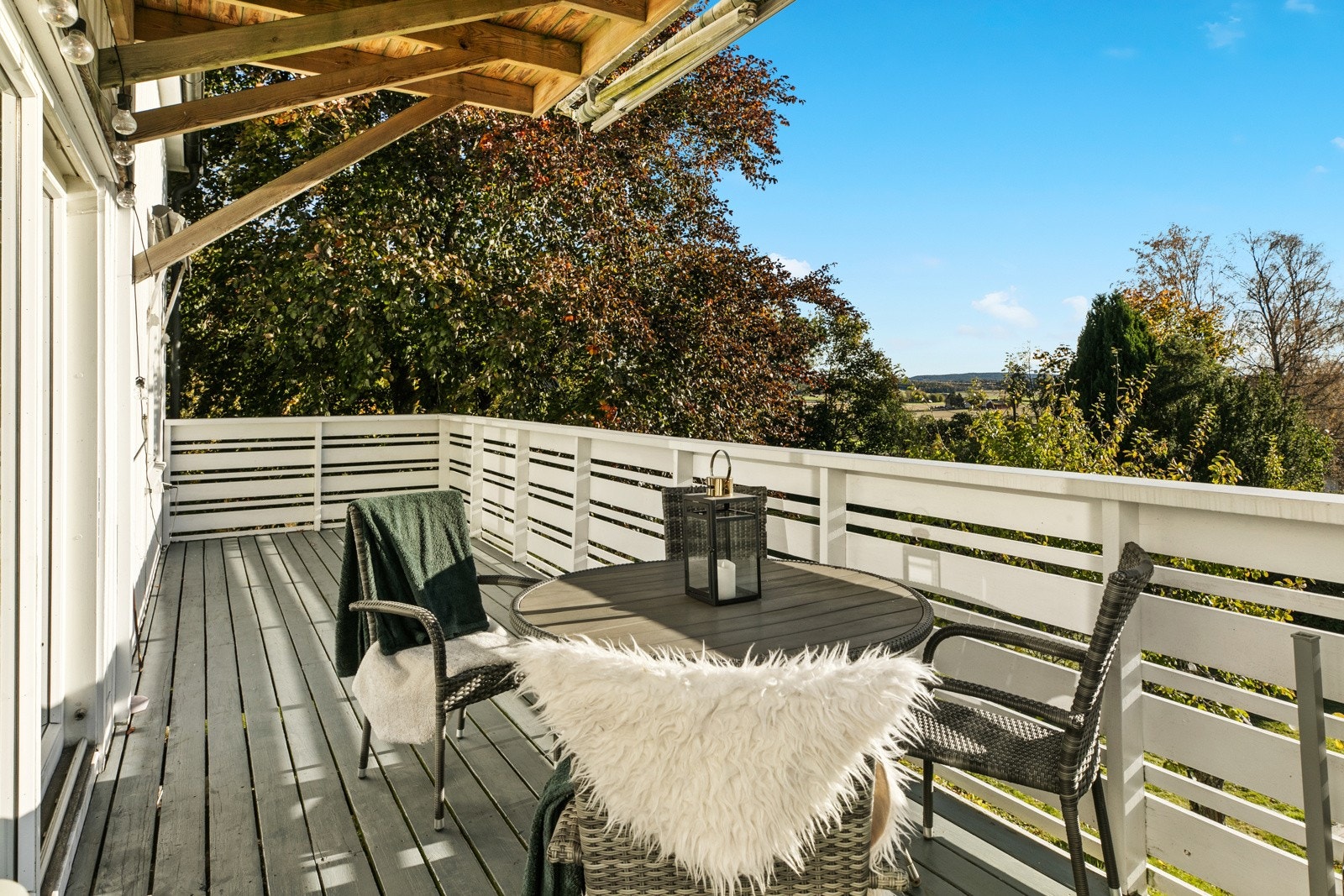 Romslig veranda Galleribilde