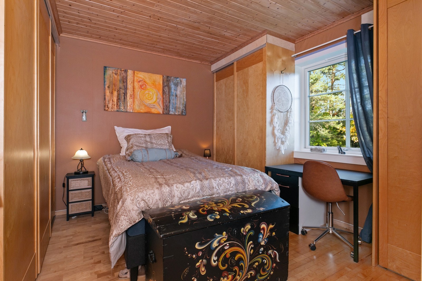 Hovedsoverommet har plass til dobbeltseng og er innredet med masse garderobeplass. Galleribilde