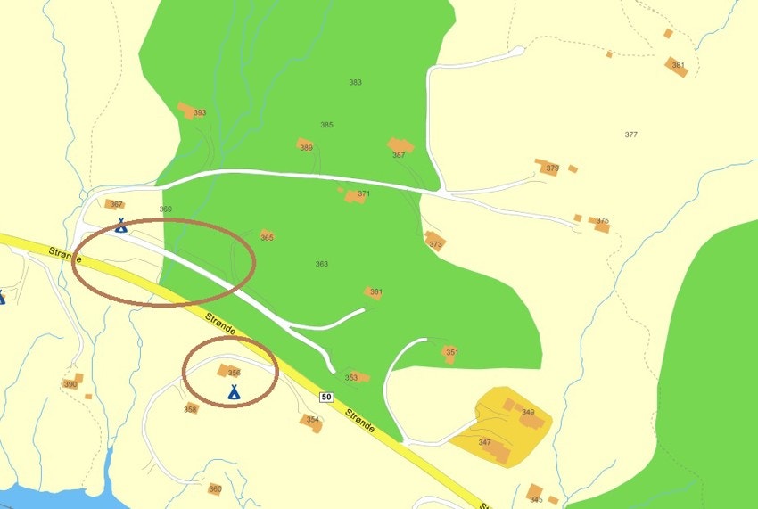 Ringene viser hytta og parkering vinterstid. Galleribilde