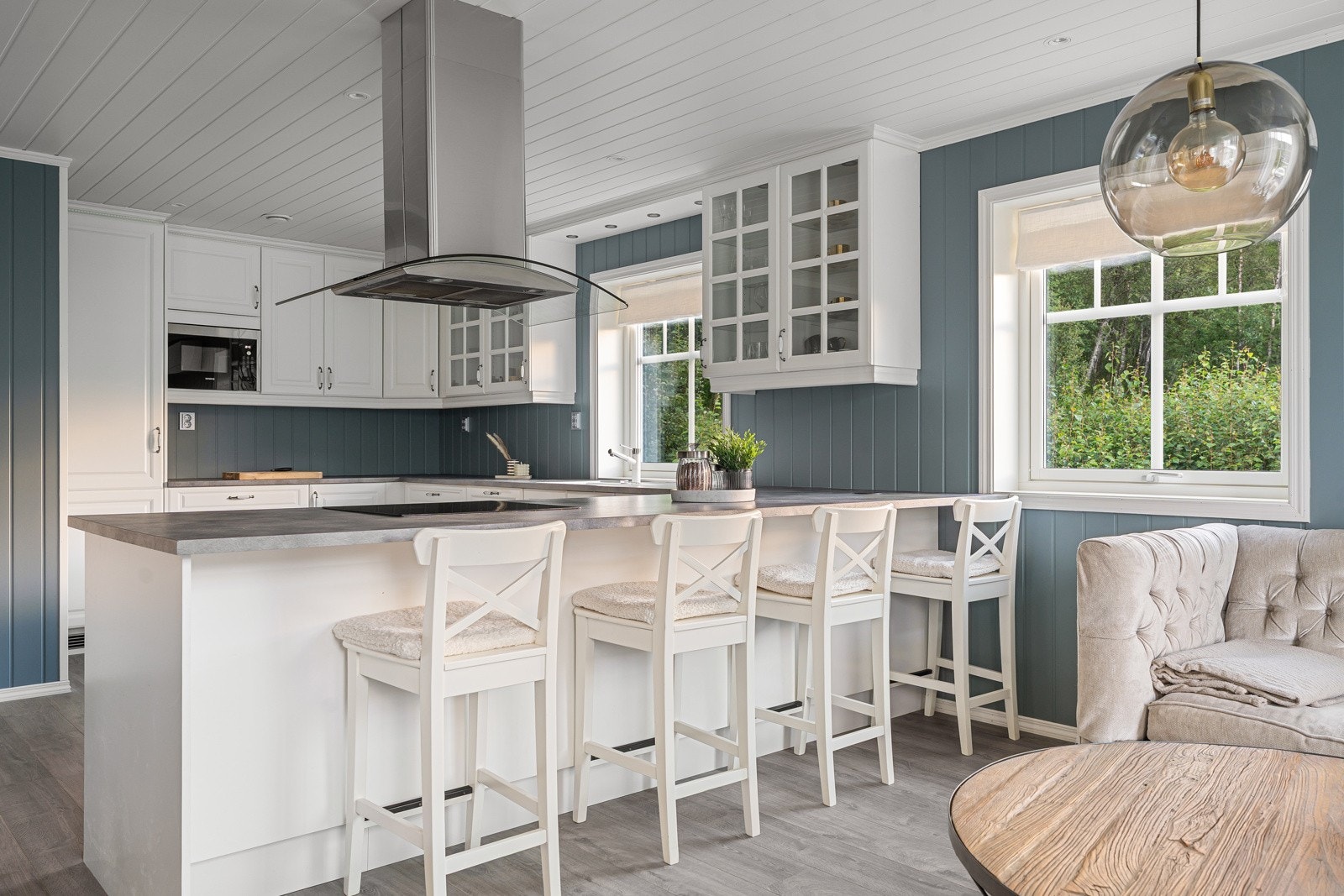 Stor kjøkkenbenk som legger til rette for gode arbeidsforhold. Matbod i bakkant. Galleribilde