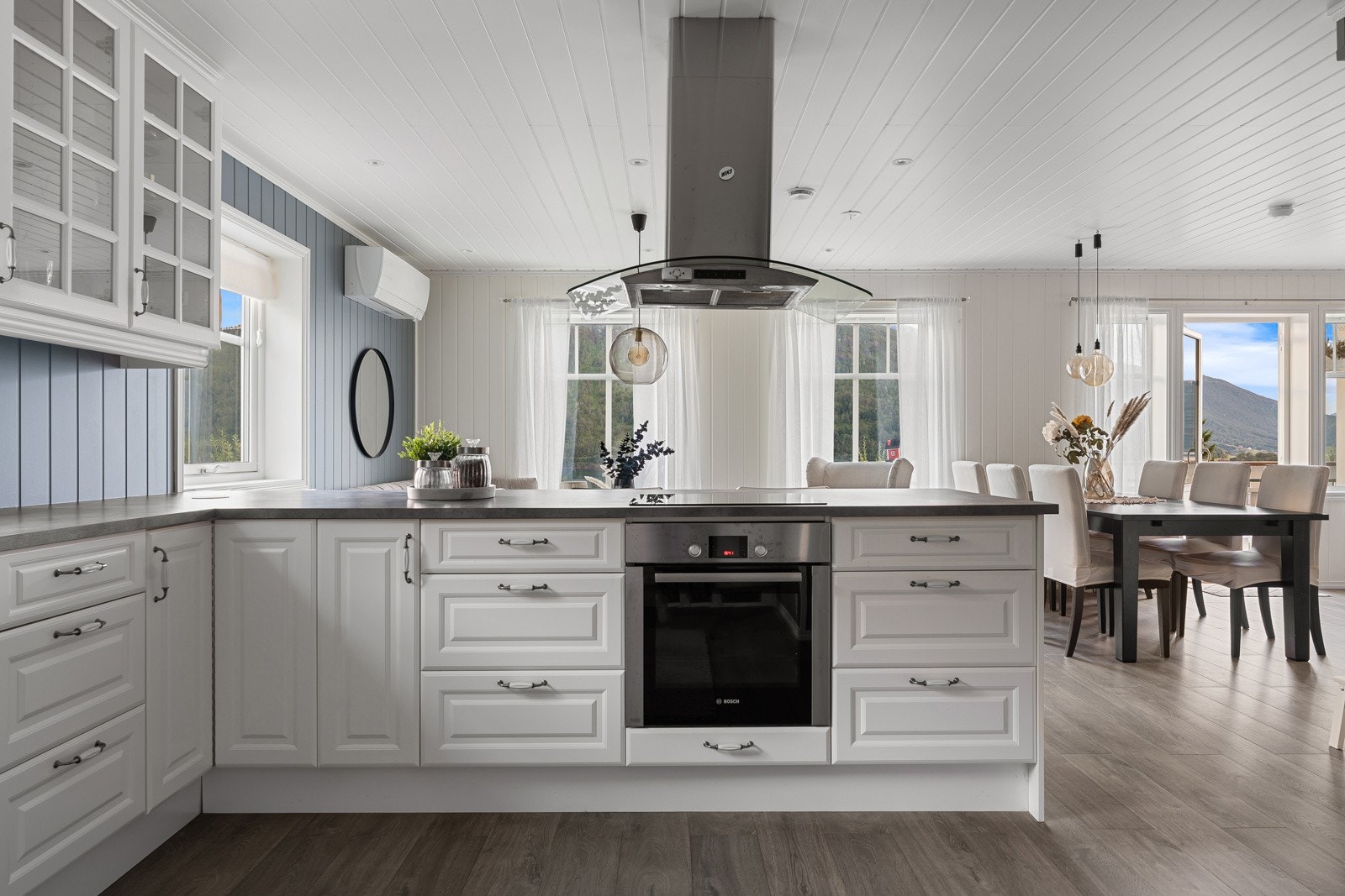 På kjøkkenet har du integrert kjøl/fryseskap, oppvaskmaskin, platetopp og stekeovn. Galleribilde