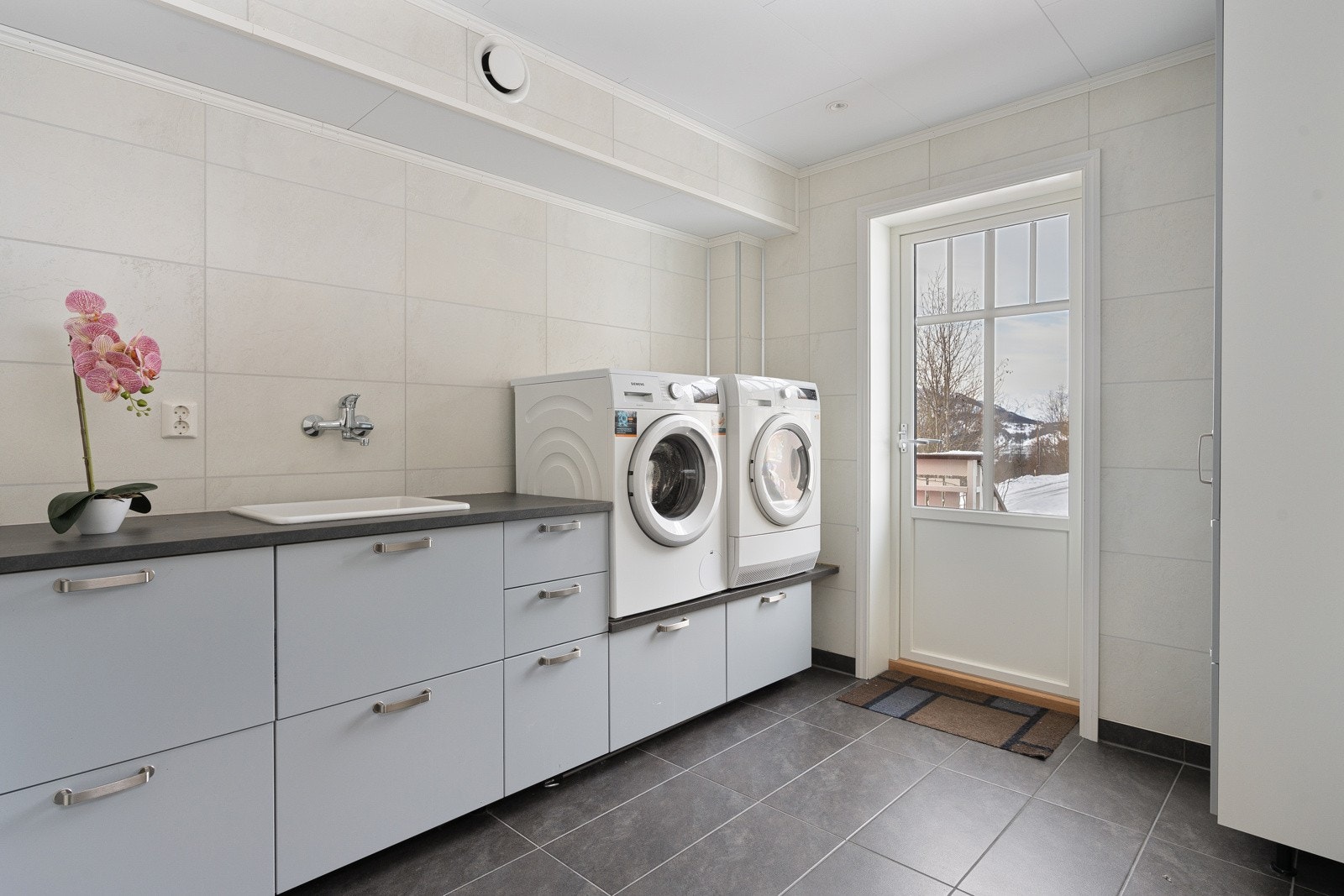 Svært praktisk vaskerom - alle barnefamiliers drøm! Utgang ut til veranda og parkeringsplass. Galleribilde