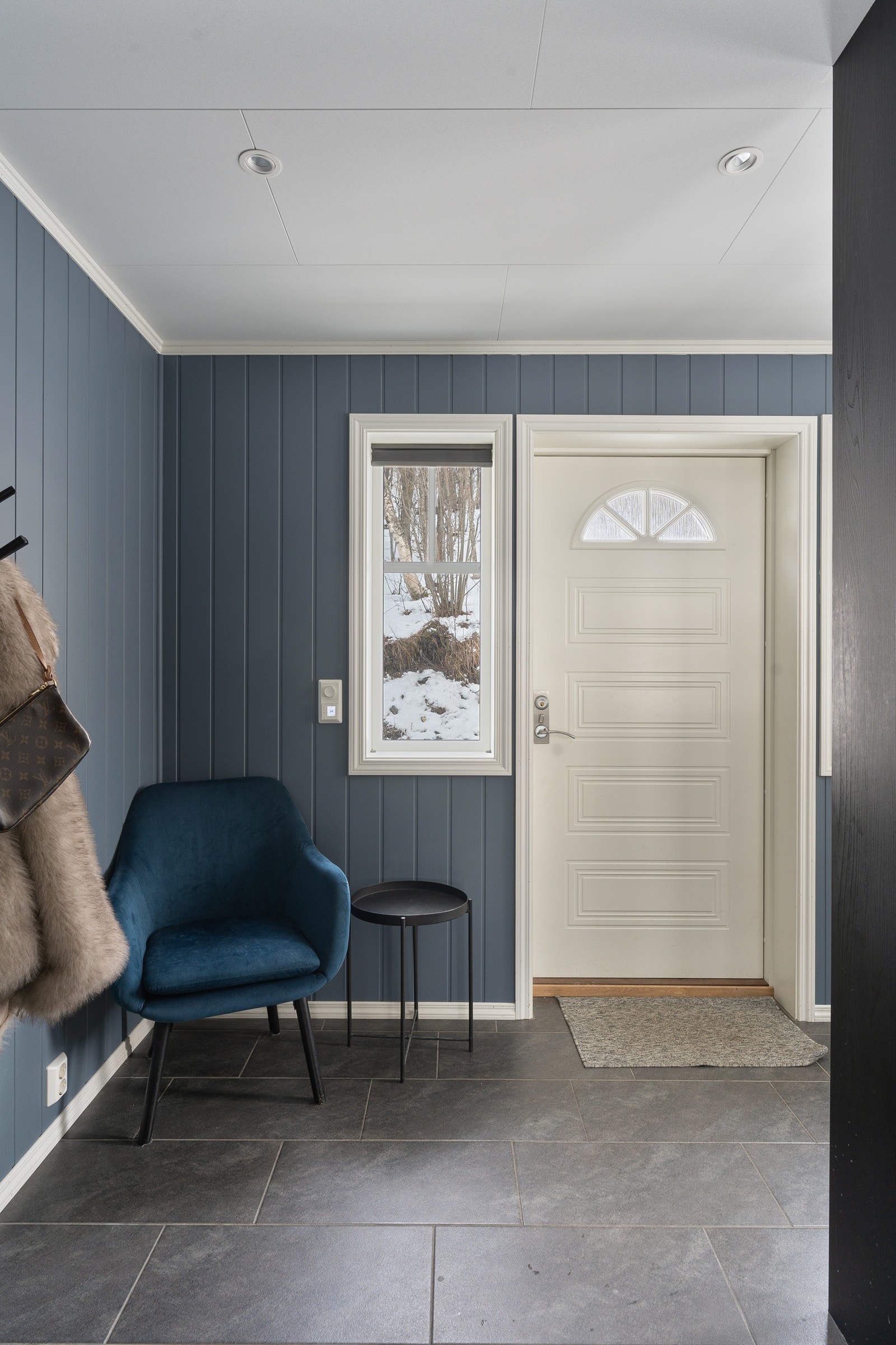 Flislagt gang med varmekabler og plass for å henge fra seg yttertøyet. Galleribilde