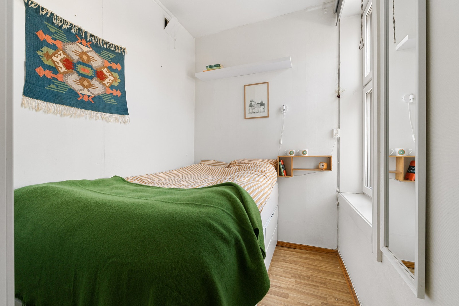 I tilknytning til stuen er det etablert en sovealkove som gir plass til seng og nattbord. Galleribilde