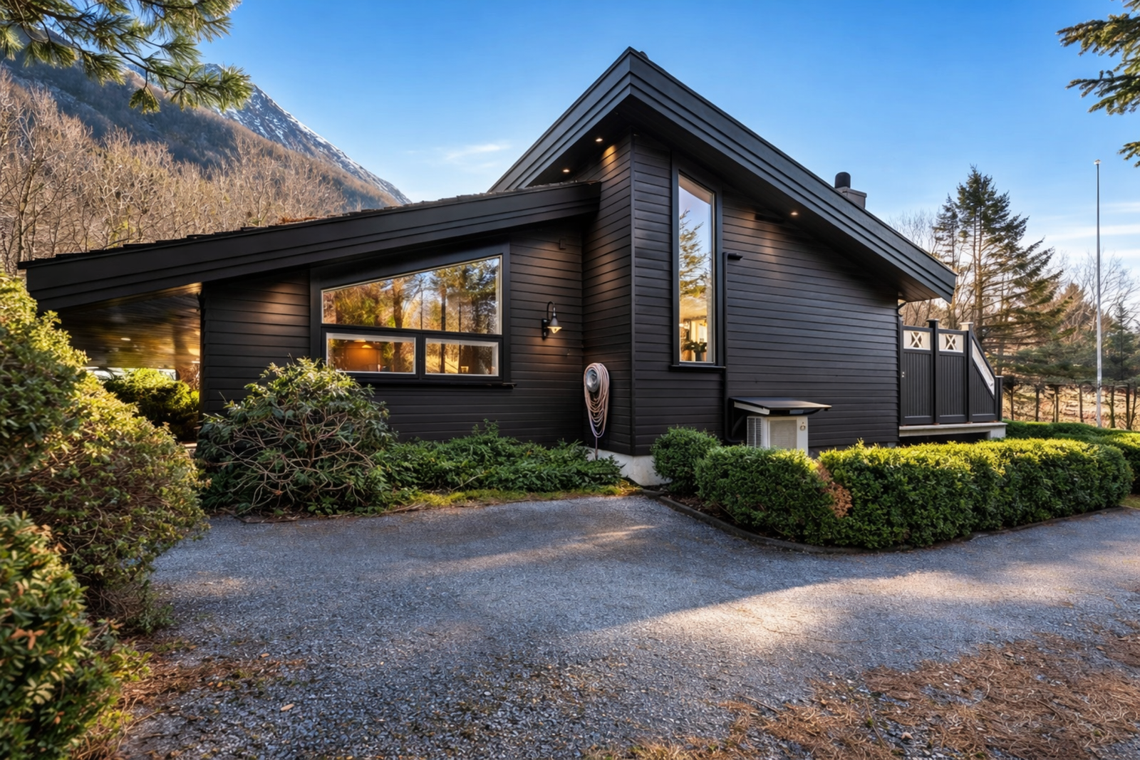 Også her er malejobben utført av KI. I tillegg til brunsort fasade ble det lagt inn noe utvendig belysning. Galleribilde