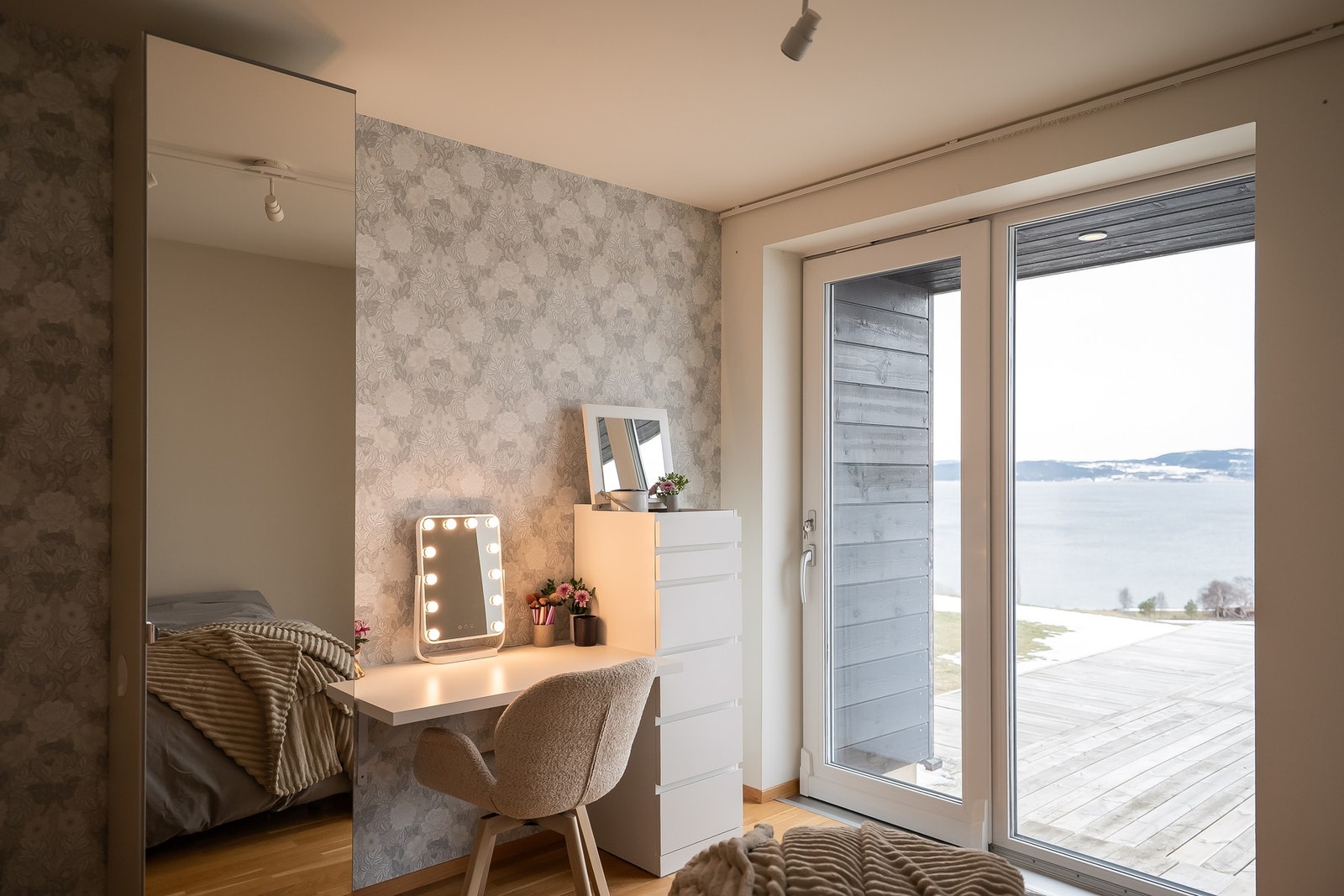 Soverom på 10 kvm. med utgang til terrassen og hagen. Galleribilde