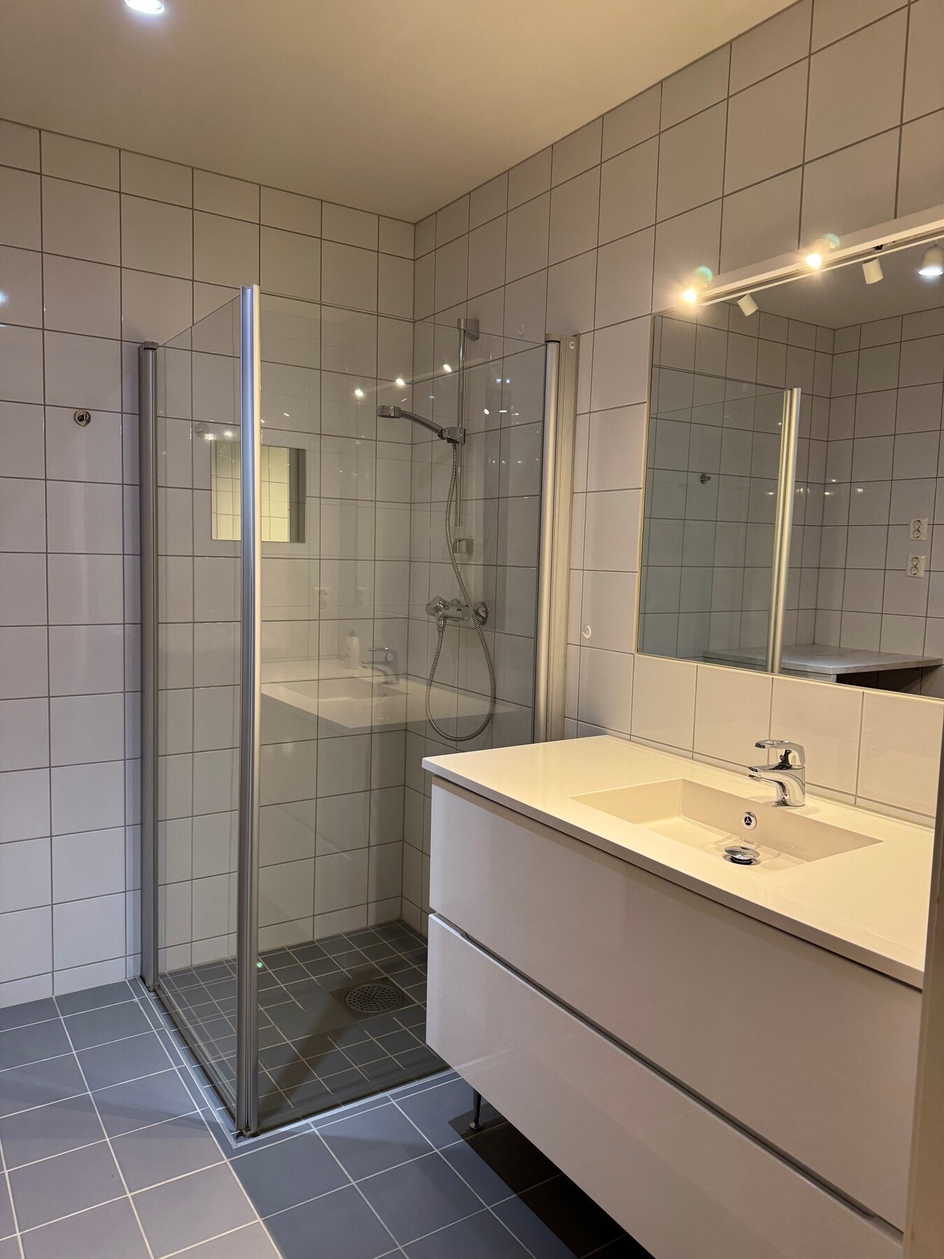 Lekkert, helfliset bad av samme standard som badene i hovedetasjen. Galleribilde