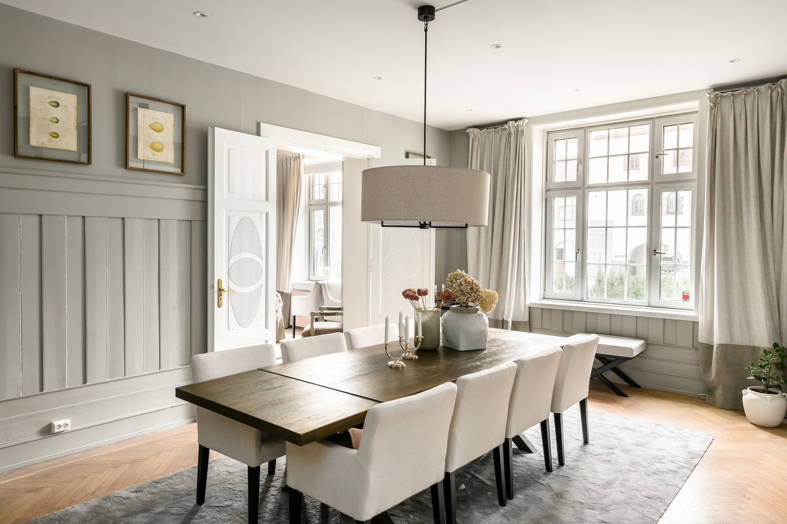 Spisestuen har god plass til store selskaper og er elegant utsmykket med brystningspanel. Galleribilde