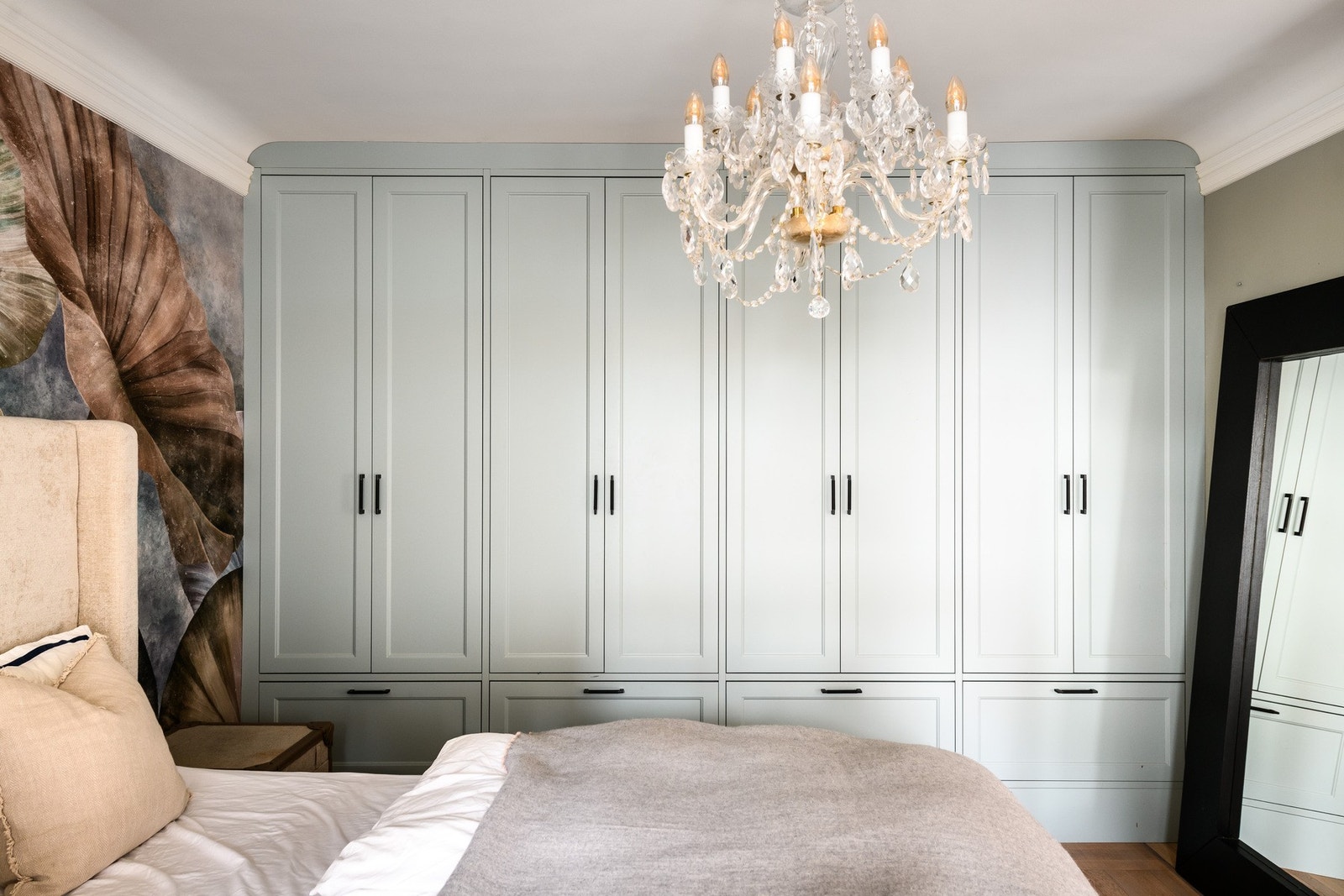 Her er det rikelig med oppbevaringsplass i plassbygde garderobeskap som utnytter takhøyden. Galleribilde