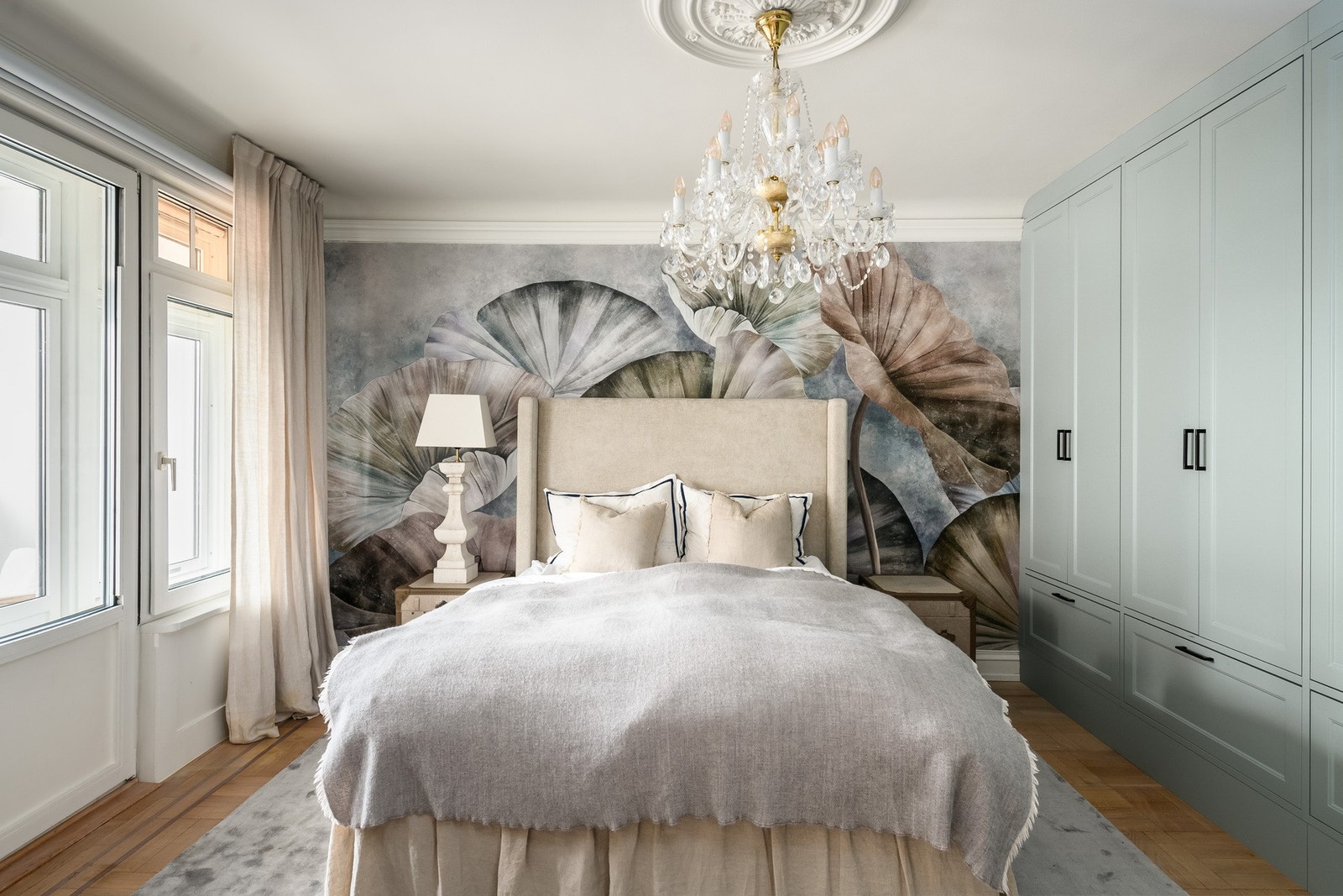 Soverom 2 har en noe høyere beliggenhet enn øvrige rom og nås via tre brede trappetrinn fra stuen. Galleribilde