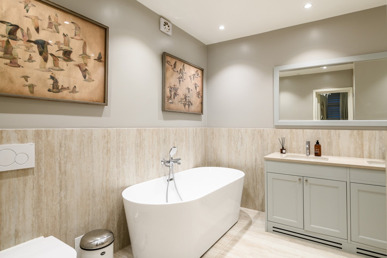 Hovedbadet ble totalrenovert i 2024 og har både frittstående badekar og en romslig dusj. Galleribilde