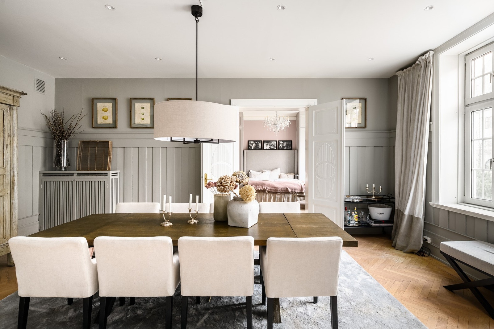 Gulvet i spisestuen er av eik og lagt i et vakkert fiskebensmønster, som gir rommet et tidløst preg. Galleribilde