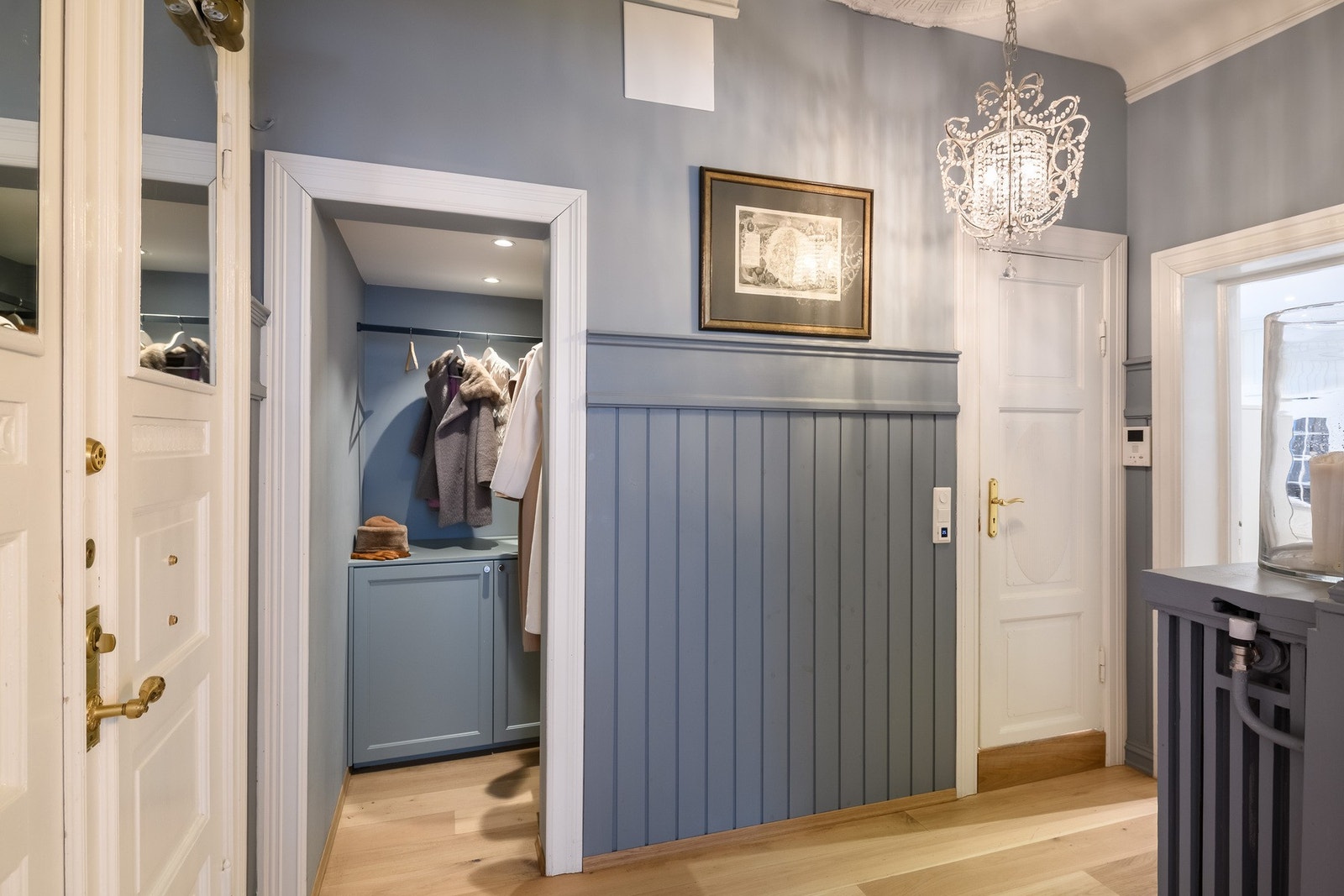 Entréen er innbydende og gir et godt førsteinntrykk av boligens klassiske preg og gjennomgående standard. Galleribilde