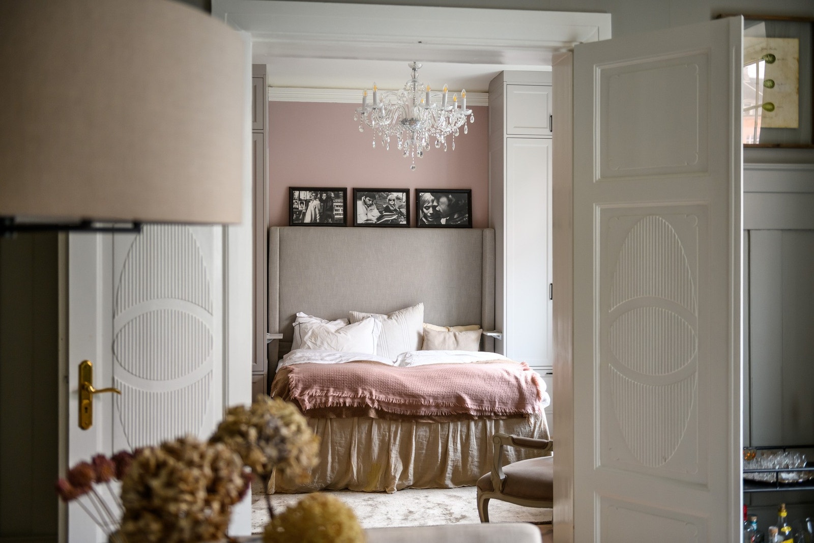 Soverom 3 har adkomst fra spisestuen og fremstår som et lyst og innbydende rom med en lun og harmonisk atmosfære. Galleribilde