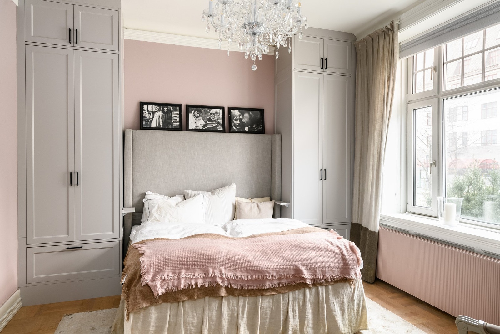 Rommet har plassbygde garderobeløsninger som gir praktisk oppbevaring og en ryddig romfølelse. Galleribilde