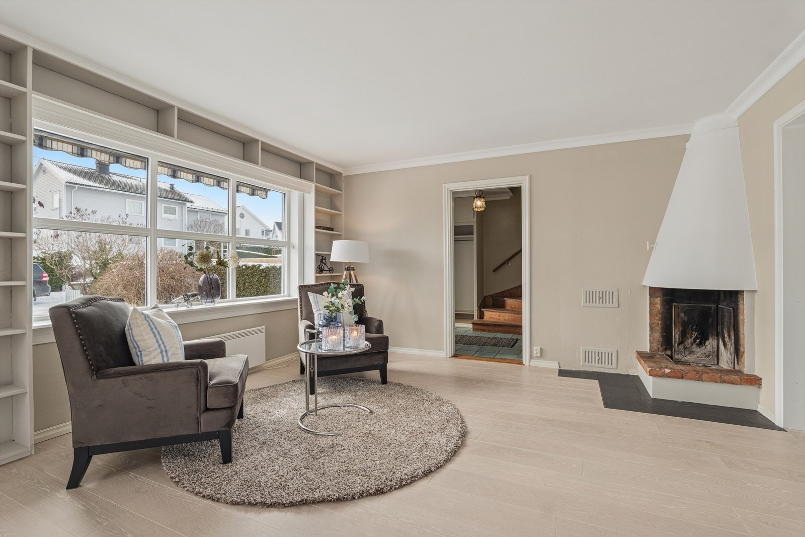 Boligen byr på hele tre stuer fordelt i flere soner, noe som gir en særdeles fleksibel og innholdsrik oppholdsdel. I den ene stuen finner du en åpen peis som skaper varm atmosfære og gir ekstra hygge på kalde dager. Galleribilde