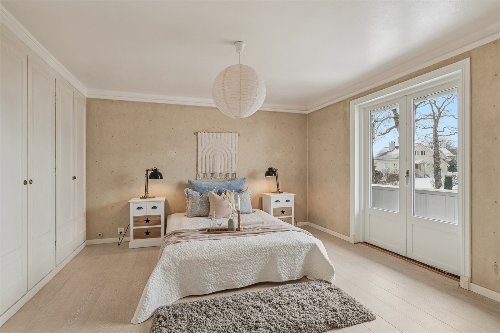 Hovedsoverommet har god plass til dobbeltseng og tilhørende møblement, et stort garderobeskap og dobbel dør ut til en egen balkong - et deilig sted å starte dagen. Galleribilde