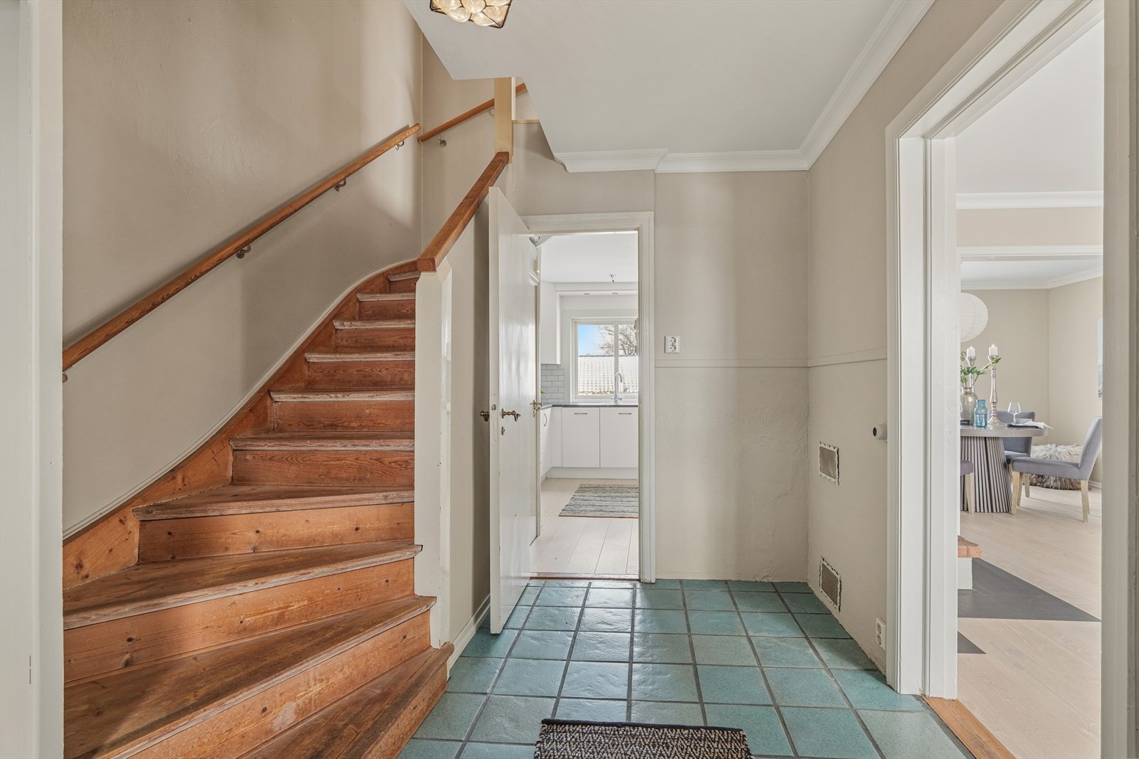 Fra entréen er det enkel trappe tilkomst opp til boligens øvrige etasjer. Galleribilde