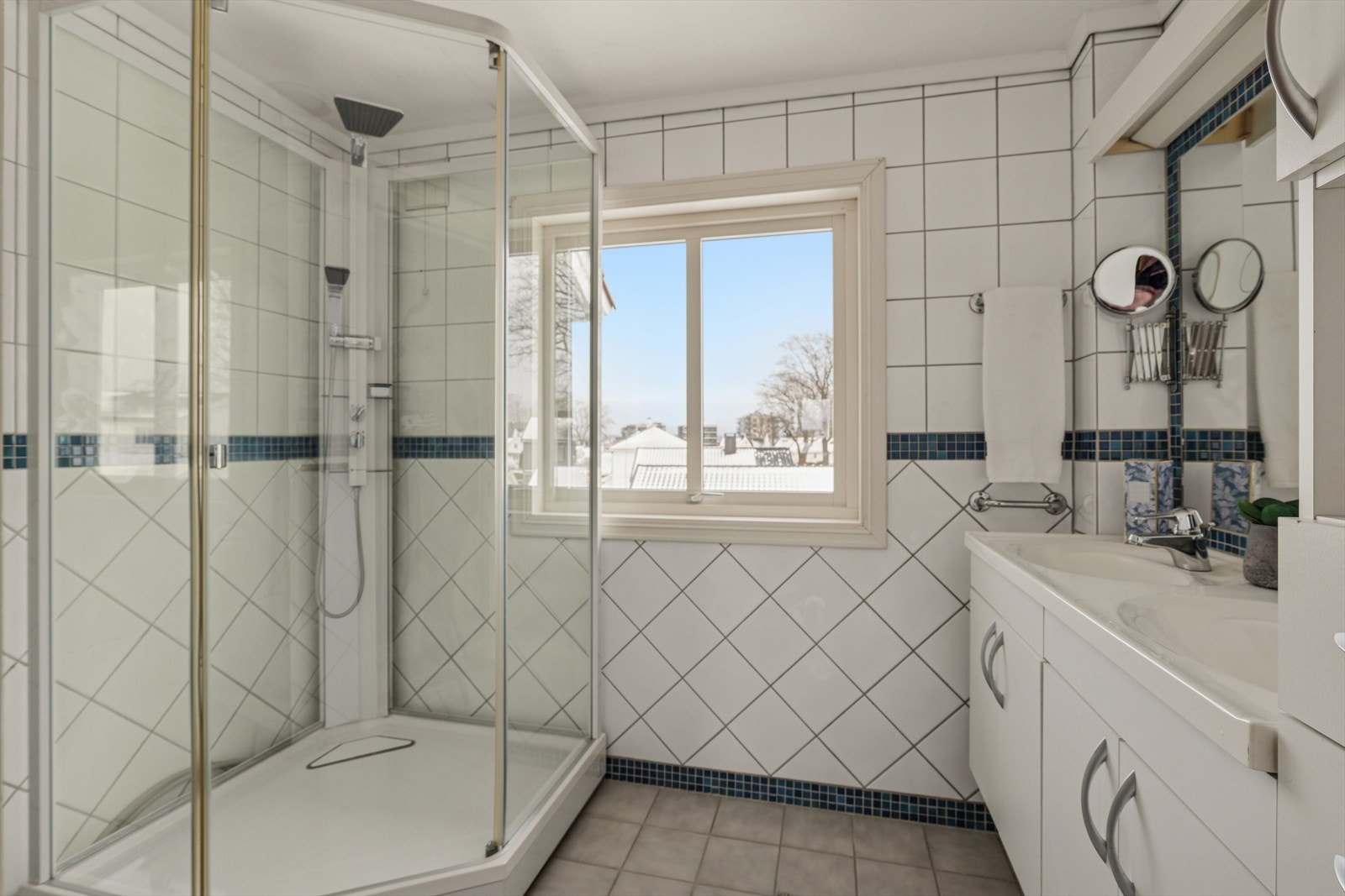 Badet, fra 2001, har flislagte vegger, malt tak og flislagt gulv med elektriske varmekabler. Galleribilde