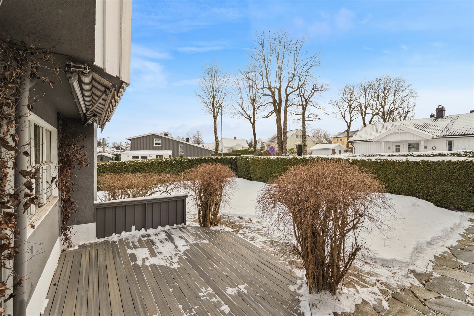 Fra veien er det en port som fører til den vestvendte inngangspartiet og den flotte terrassen som ligger solrikt til på dag/ettermiddag og kveldstid. Galleribilde