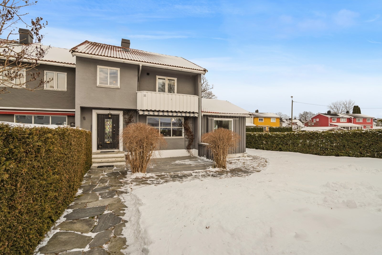 Eiendommen ligger i et rolig og attraktivt område på Teie, med kort vei til skoler, barnehager, lekeplasser, skog og sjø. Området tilbyr gode solforhold og enkel tilgang til offentlig transport, samt nærhet til Teie Torv og Tønsberg sentrum. Galleribilde